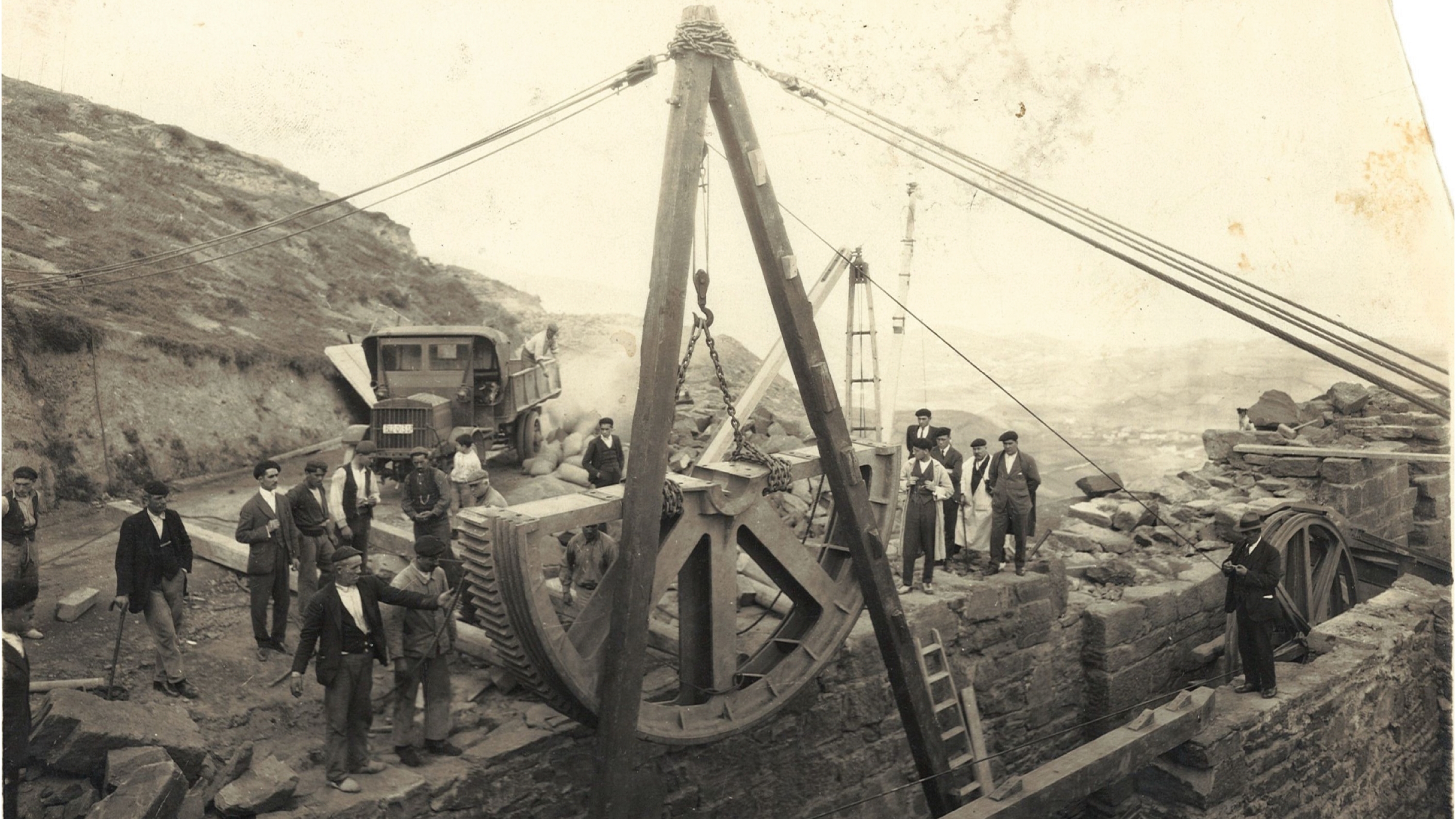 Funikularraren Larreineta auzoko geltokiaren eraikitze lanak. EUSKOTREN