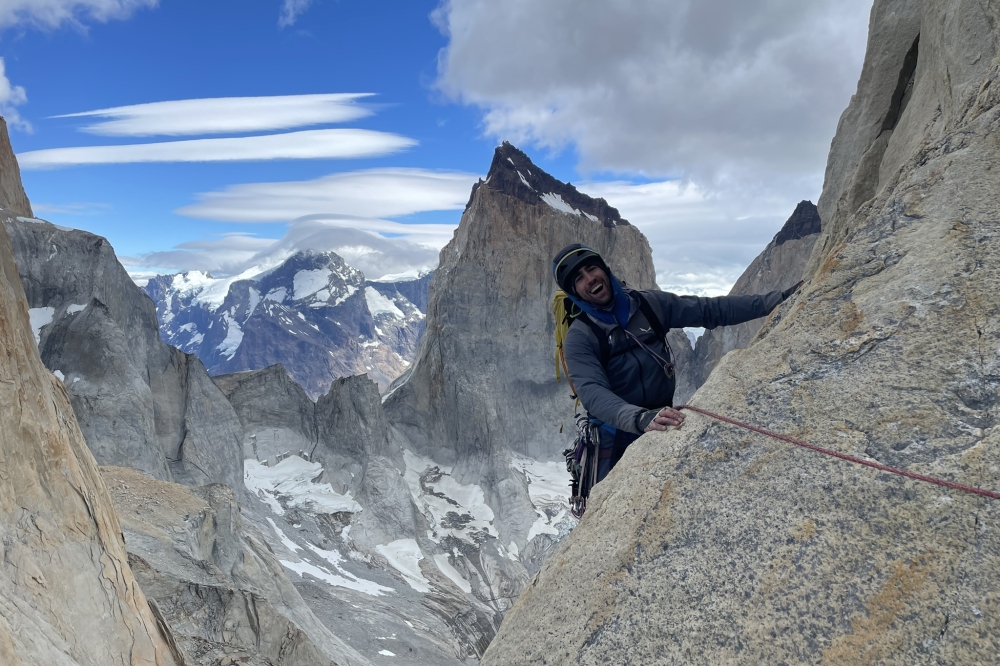 Tasio Martin eta Rafa Gomez eskalatzaileak Patagoniako Paineko Dorreen zeharkaldian. Argazkian, Erdiko Dorreko 'Kearney-Knight' bidean.