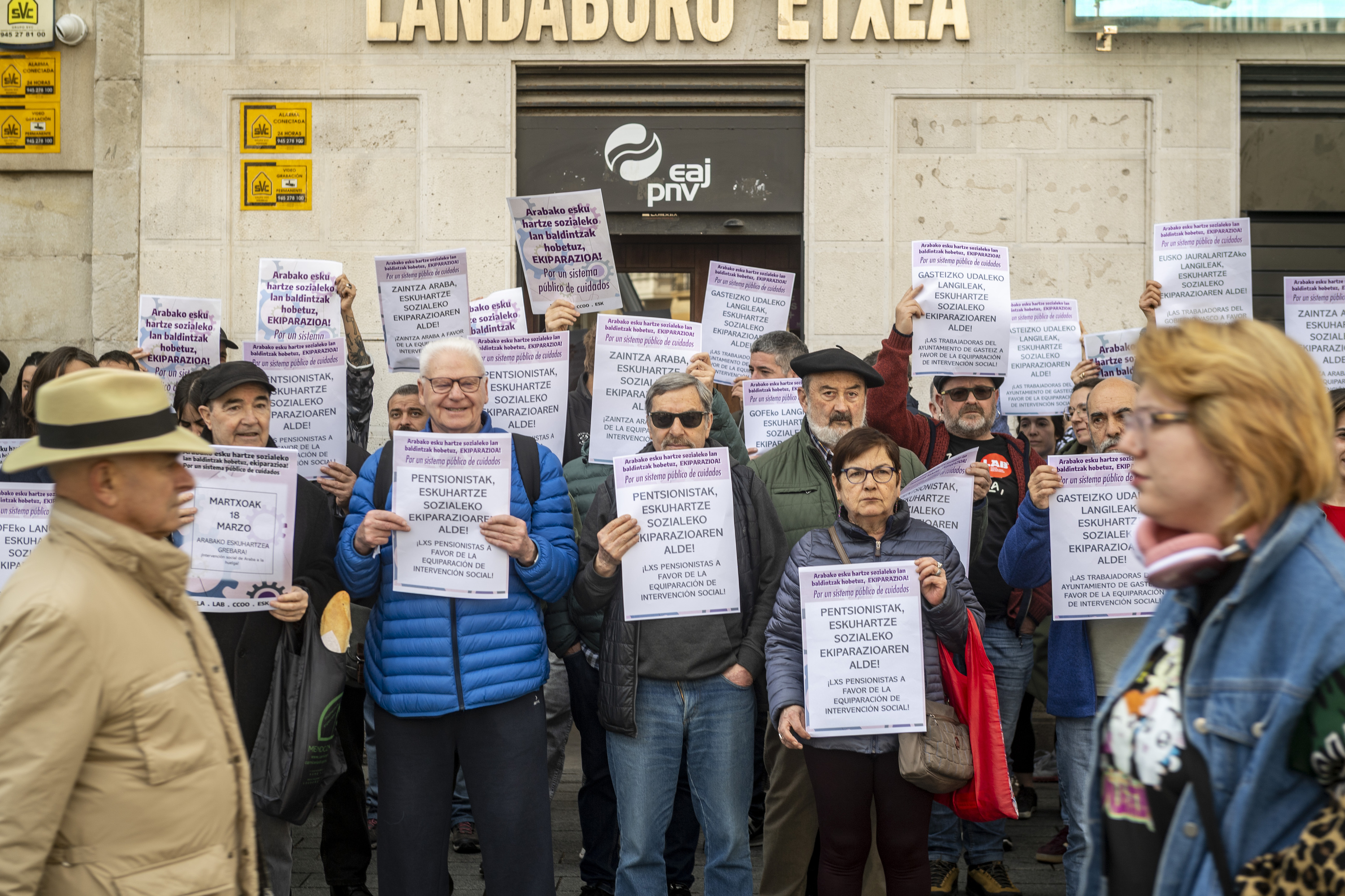 Esku hartze sozialeko langileak eta kolektiboetako kideak, Gasteizko EAJren egoitzaren aurren protestan. JAIZKI FONTANEDA / FOKU