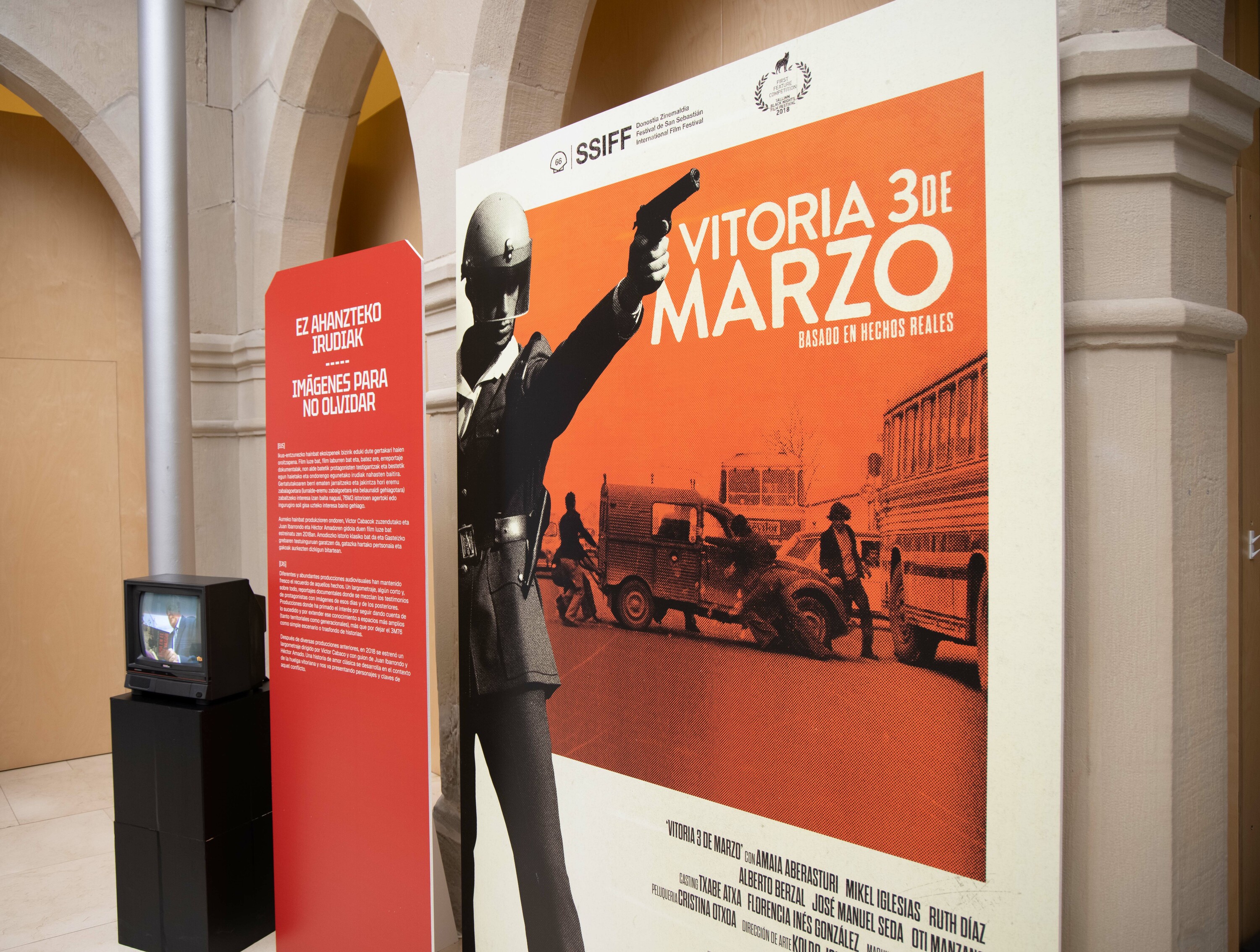 Erakusketaren instalazioetako bat; bideo ez-profesionalak emango dituzte telebistan. SANCHO EL SABIO FUNDAZIOA