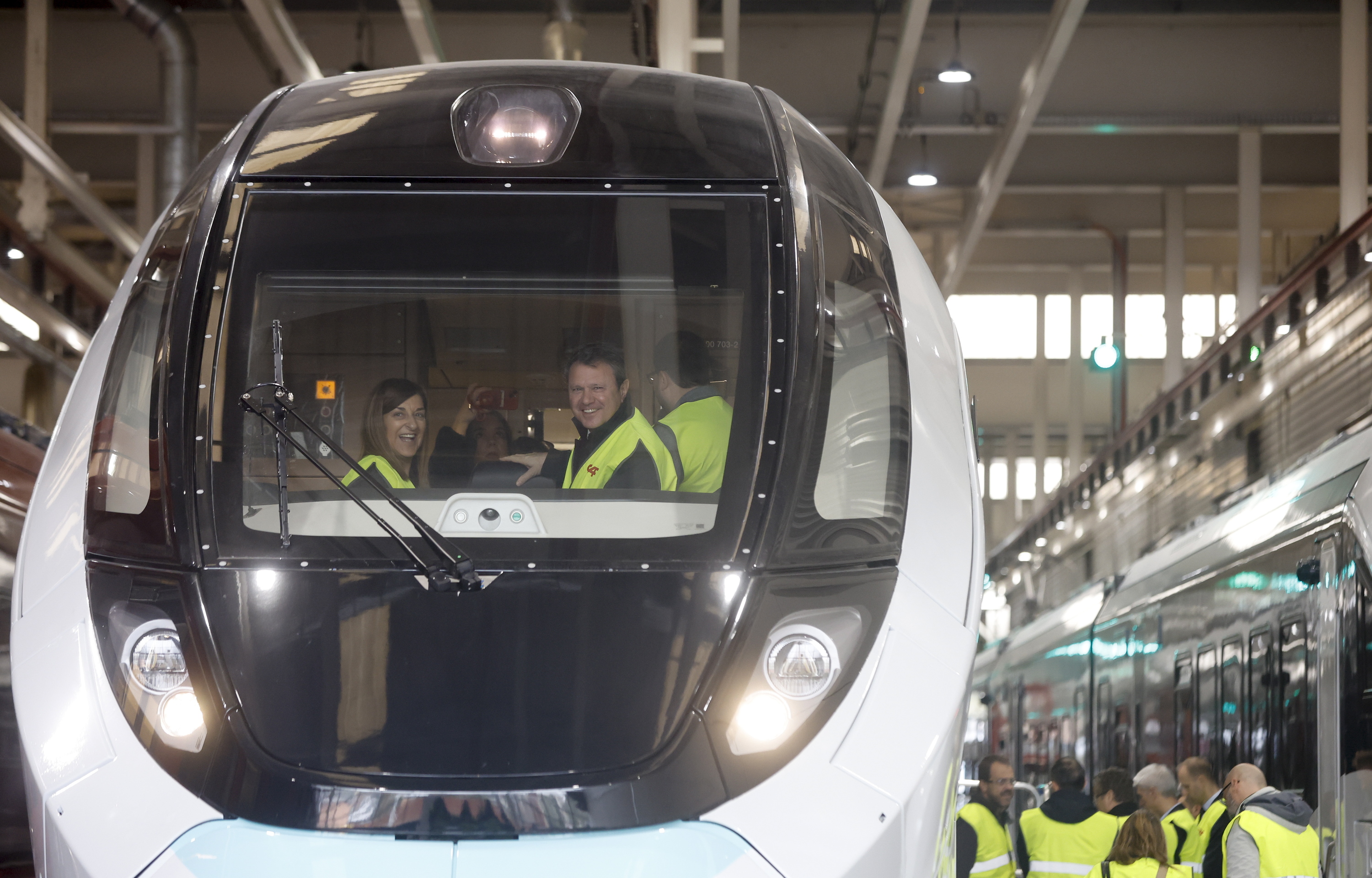 CAFeko eta erakundeetako agintariak, Beasaingo lantegian egindako ekitaldi batean. JUAN HERRERO / EFE