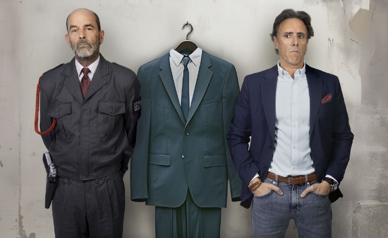 Joseba Apaolaza eta Asier Hormaza, 'Trajea' antzezlanaren irudi batean. TXALO PRODUKZIOAK