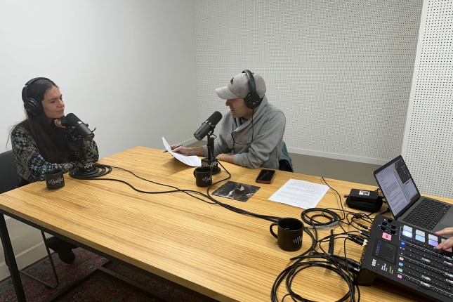 Sara Zozaia eta Gorka Erostarbe Murmur podcastaren grabaketan Sara Zozaia eta Gorka Erostarbe Murmur podcastaren grabaketan