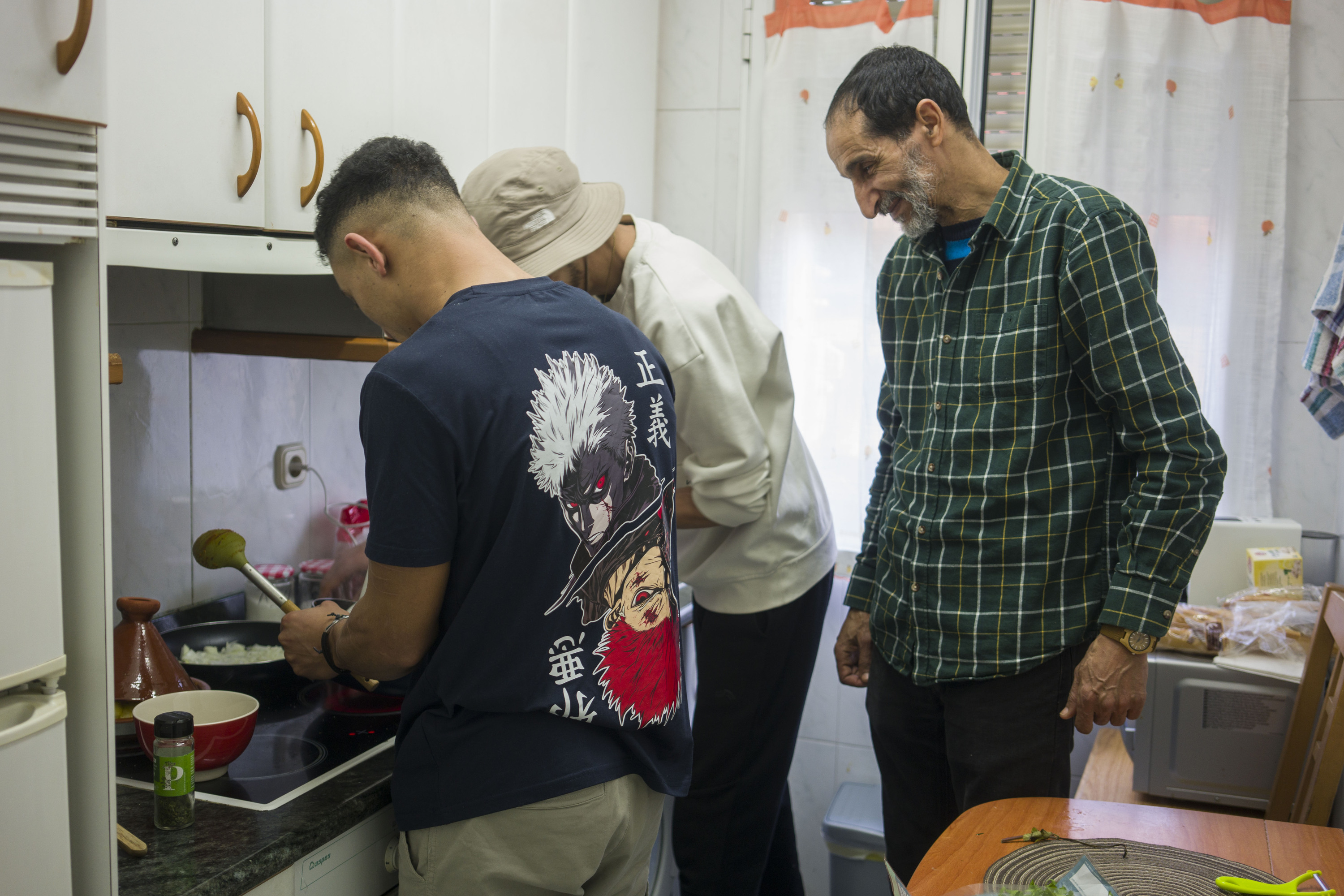 Ibrahim, Zuhair eta Driss ramadanerako janaria prestatzen, iragan astean, Donostian. JON URBE / FOKU