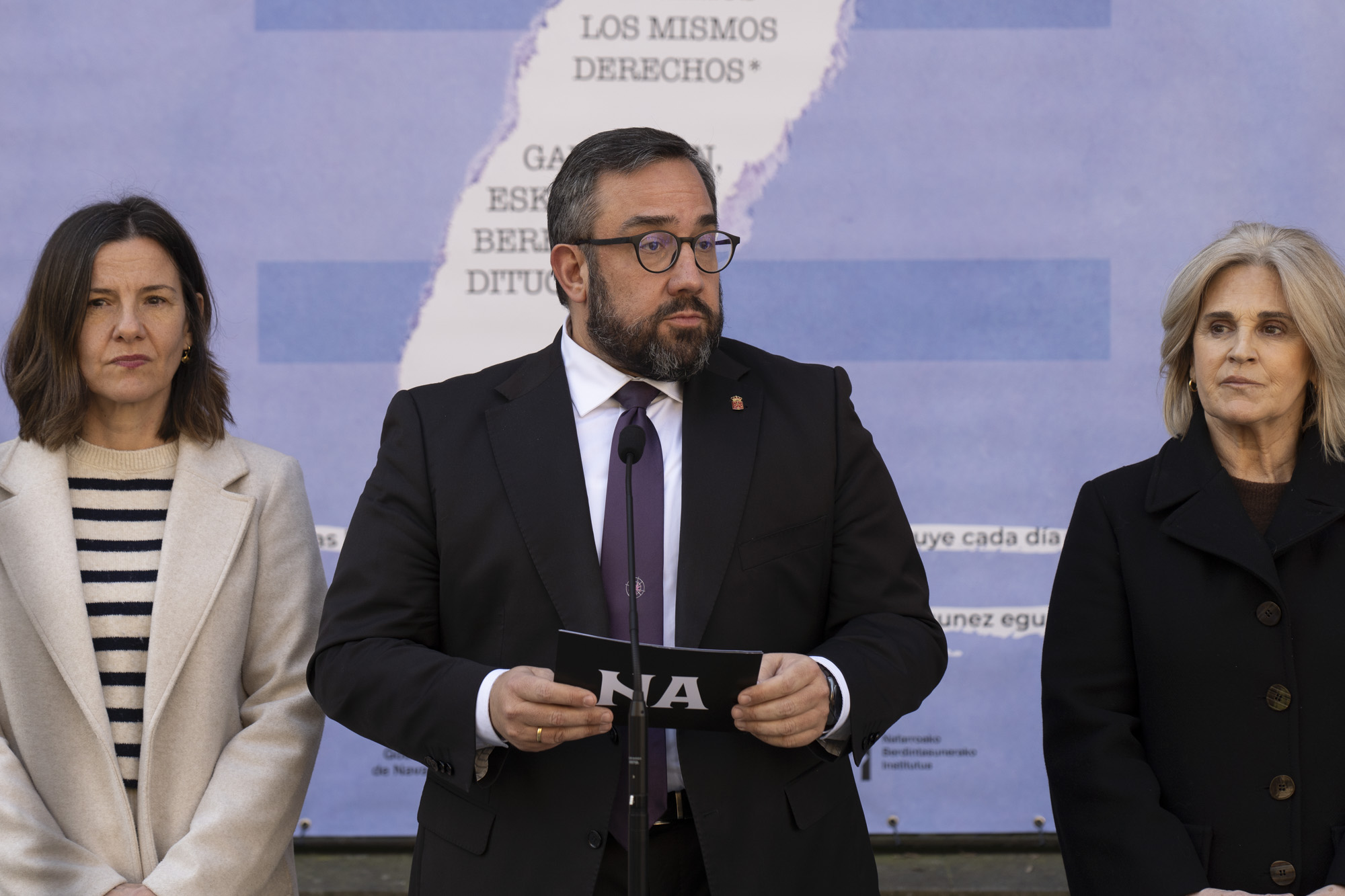 Patricia Abad (ezkerrean) eta Javier Remirez, kanpainaren aurkezpenean, gaur, Iruñean. IÑIGO URIZ / FOKU