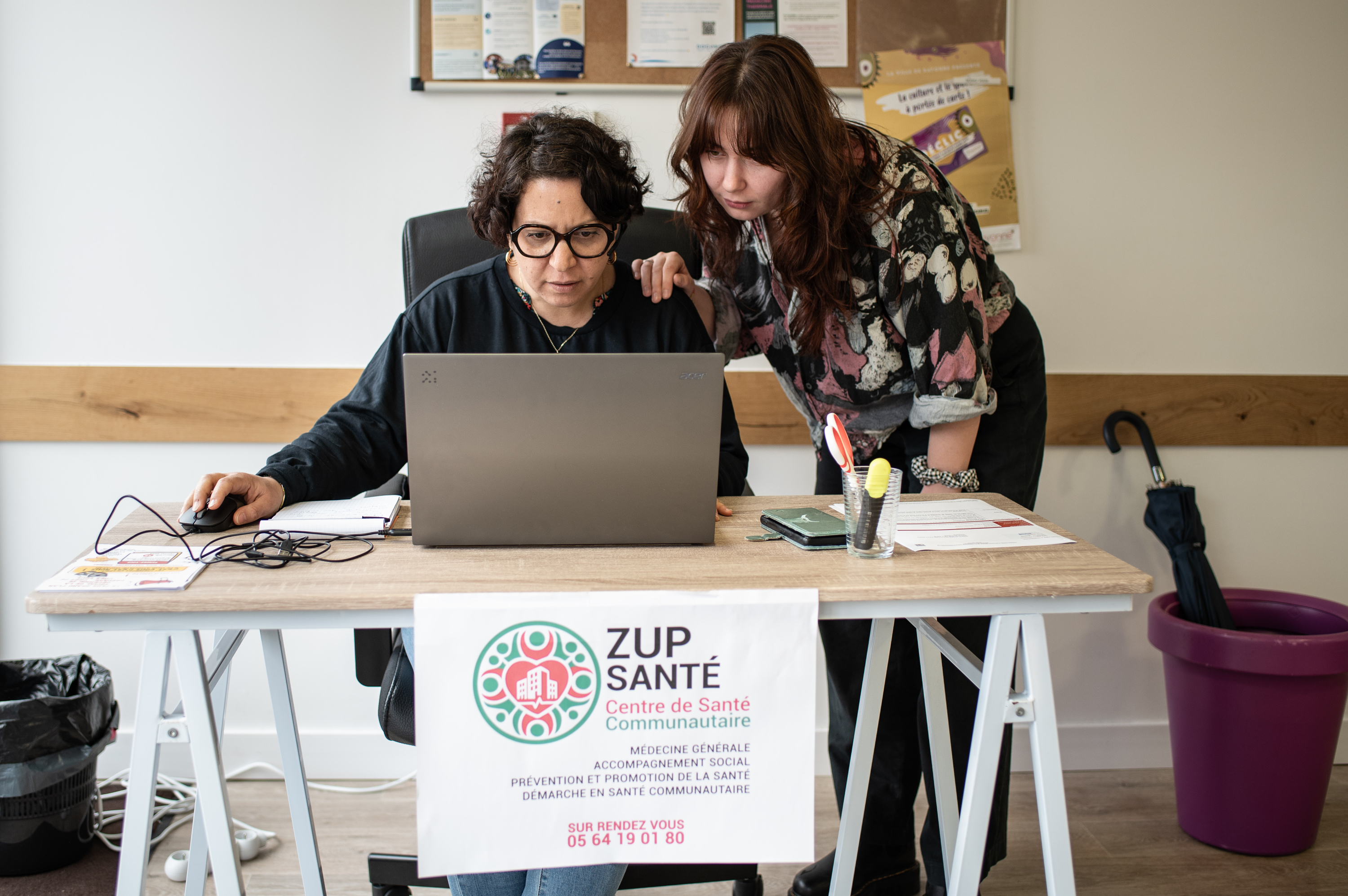 Baiona iparraldeko ZUP auzoko osasun zentro berriako bi langile, Amina Messabis gizarte laguntzailea eta Lena Monville orotako medikua, joan den astean. PATXI BELTZAIZ