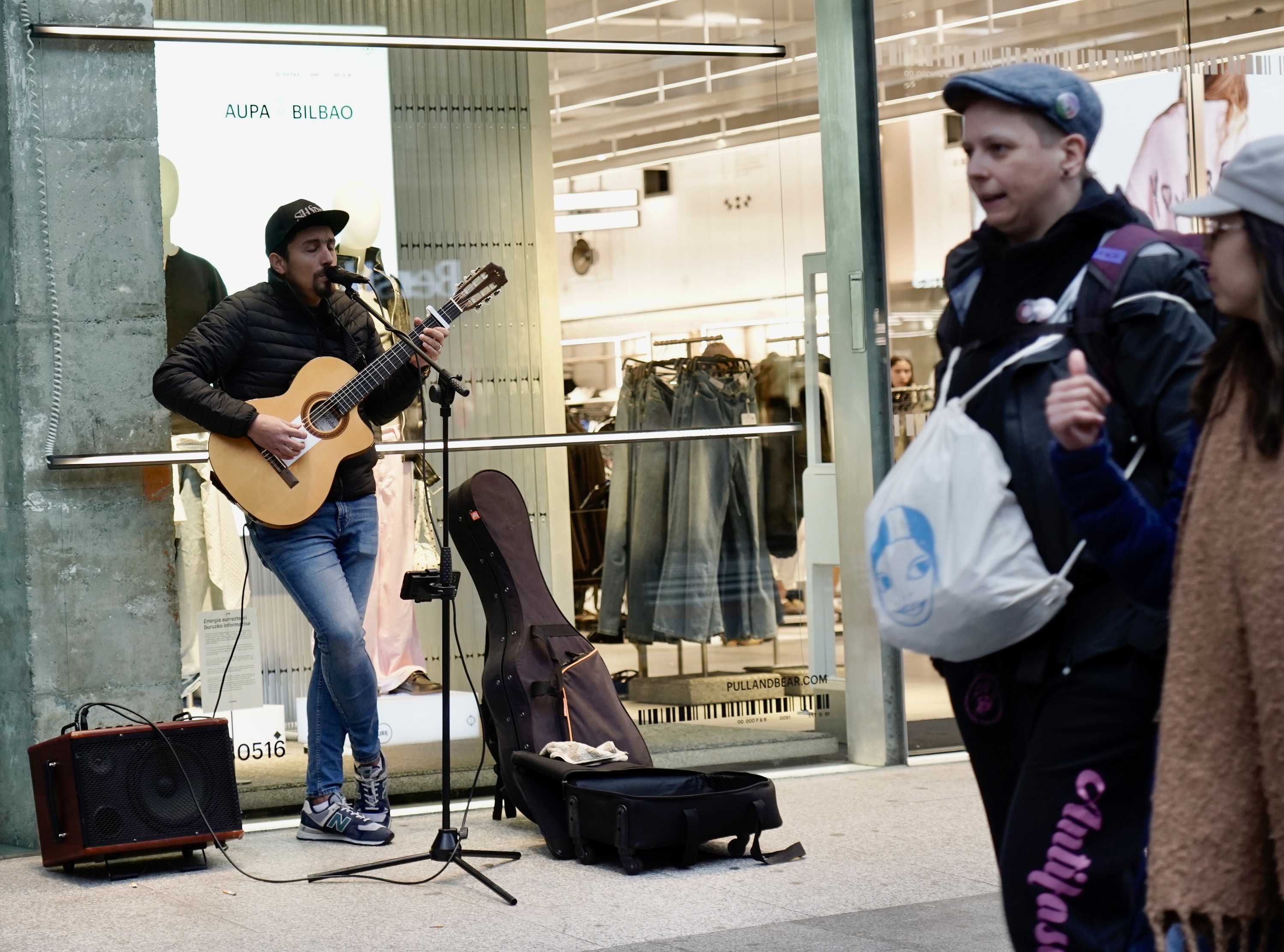 Musikari bat Bilboko Kale Nagusian, gaur. MARISOL RAMIREZ / FOKU