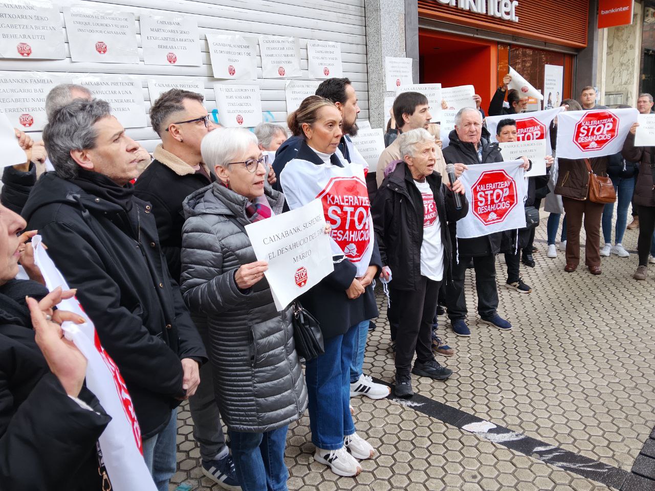 Kaleratzeak Stop plataformaren kontzentrazioa gaur, Errenterian. KALERATZEAK STOP