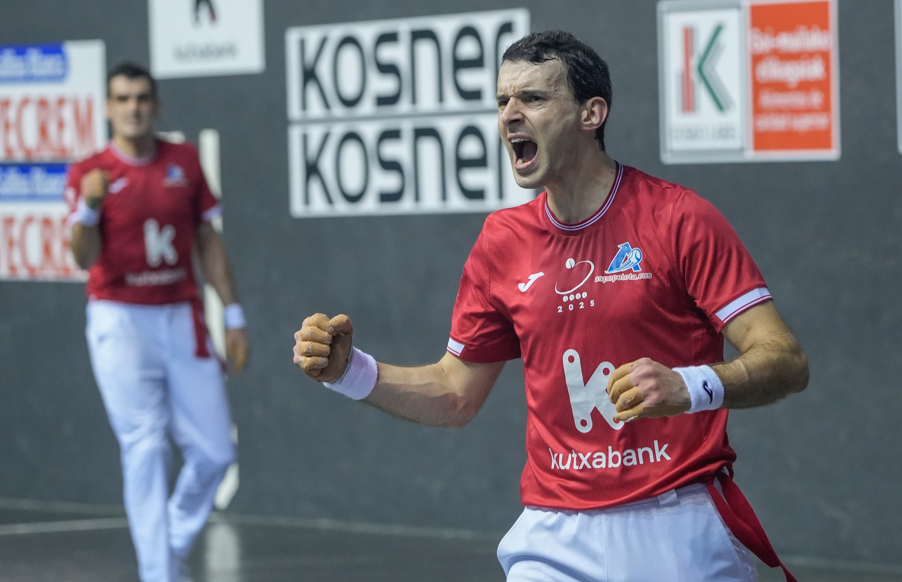 Altuna III.a eta Ezkurdia Elordiri eta Zabaletari egindako tantoetako bat ospatzen. ANDONI CANELLADA / FOKU