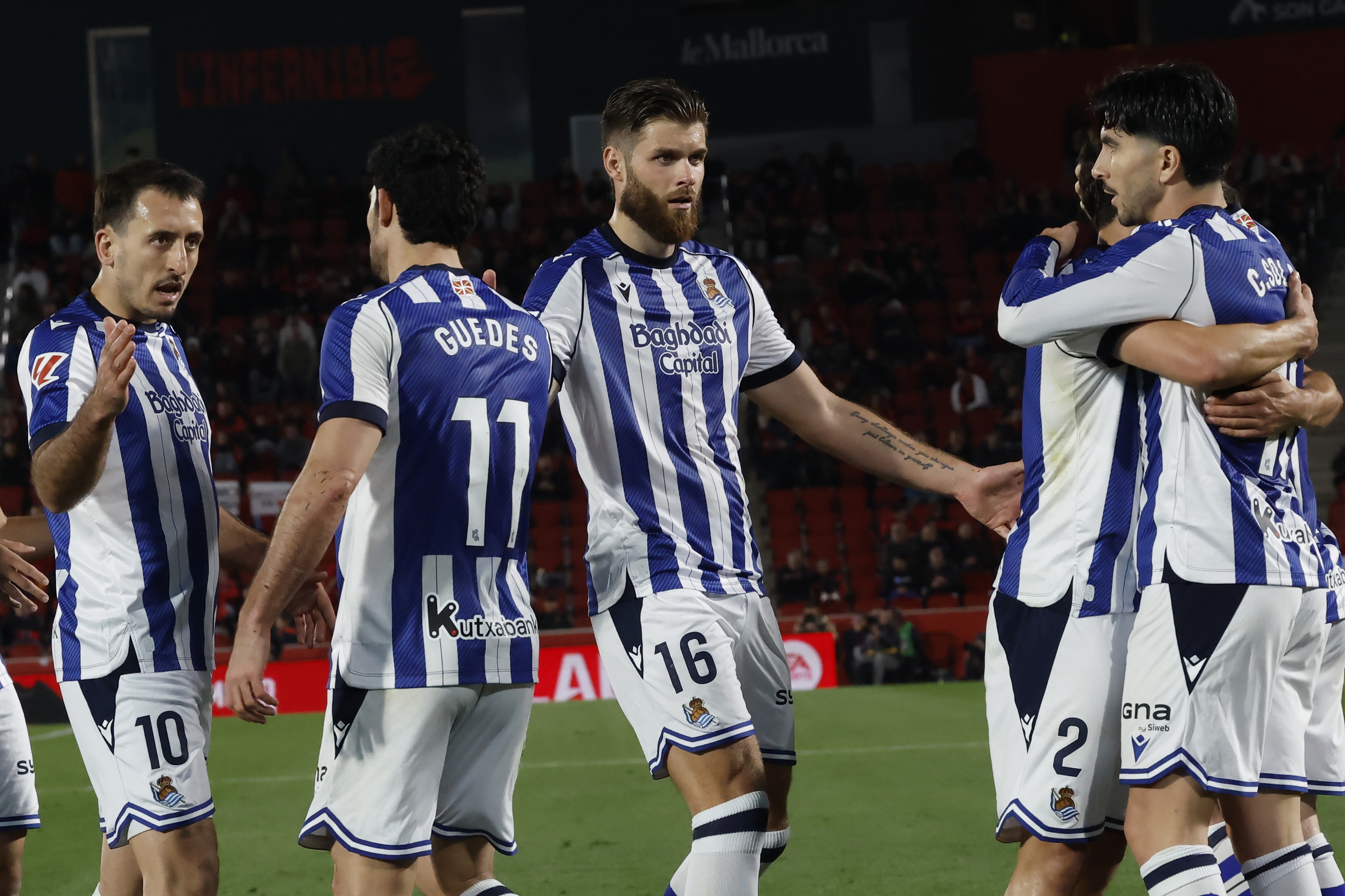   Realeko jokalariak Carlos Solerrek sartutako gola ospatzen. CATI CLADERA / EFE