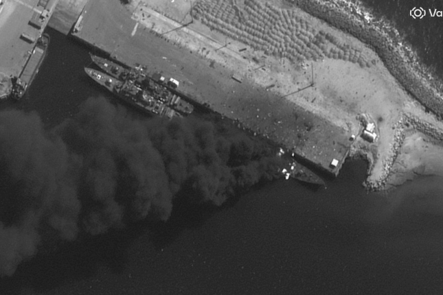 Irango Konarak hiriko itsasontzi-baseari egindako erasoa, satelite bidez ateratako argazkian. EFE