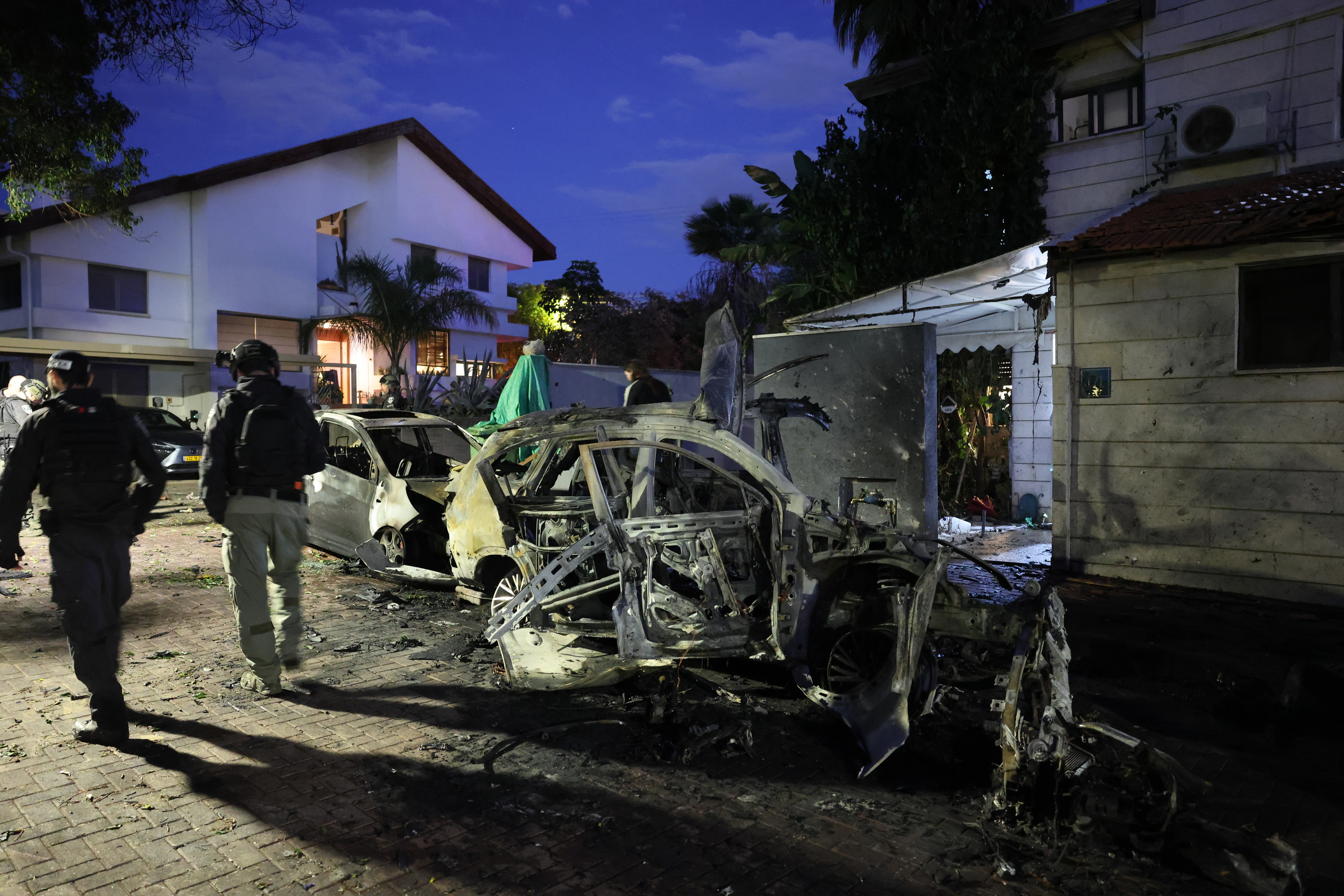 Auto batzuk erreta, Iranek Israelen egindako eraso baten ondorioz. ABIR SULTAN / EFE