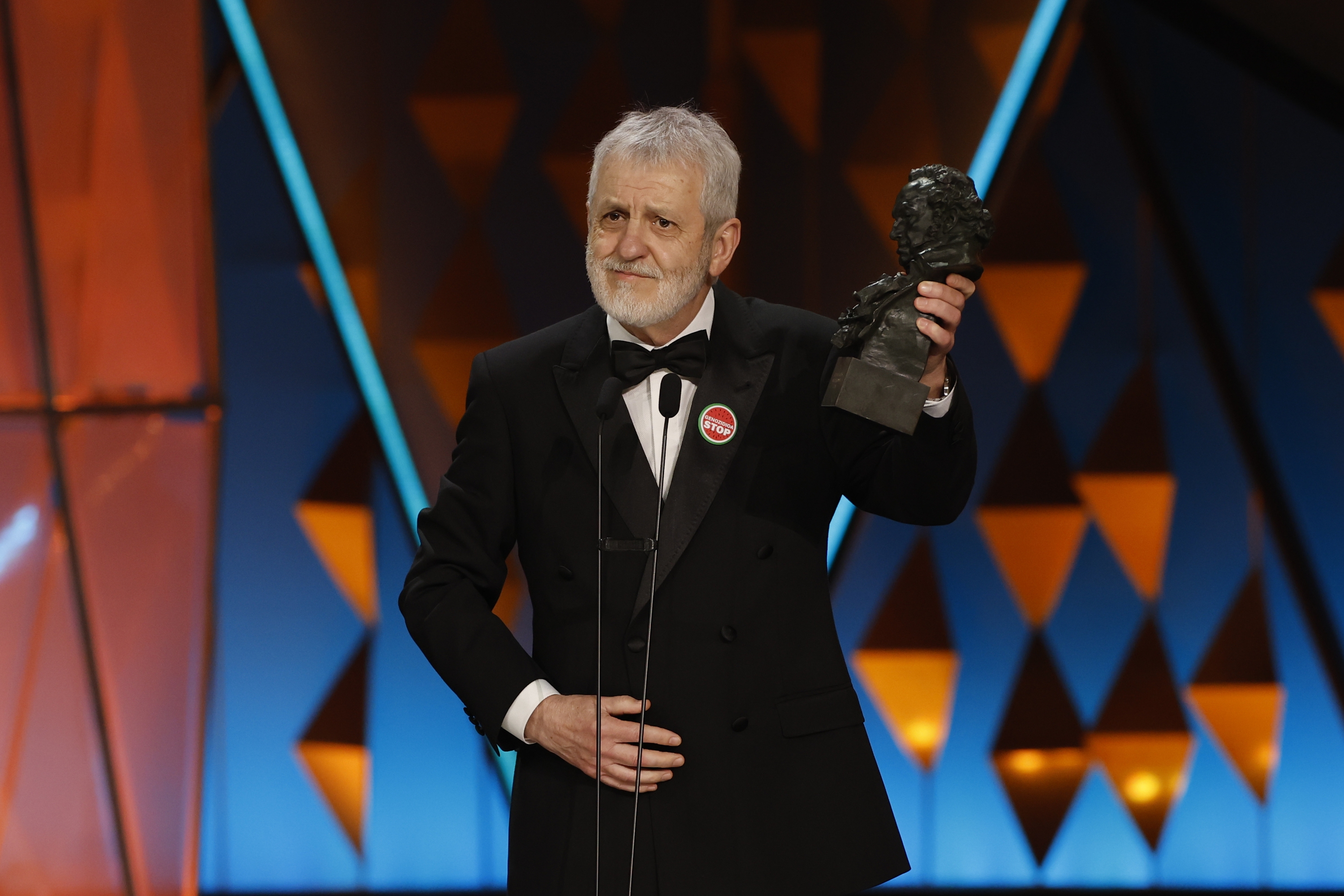 Jose Ramon Soroiz, 'Maspalomas' filmean egindako antzezpenagatik jaso duen Goya sariarekin, Bartzelonan. ALBERTO ESTEVEZ / EFE