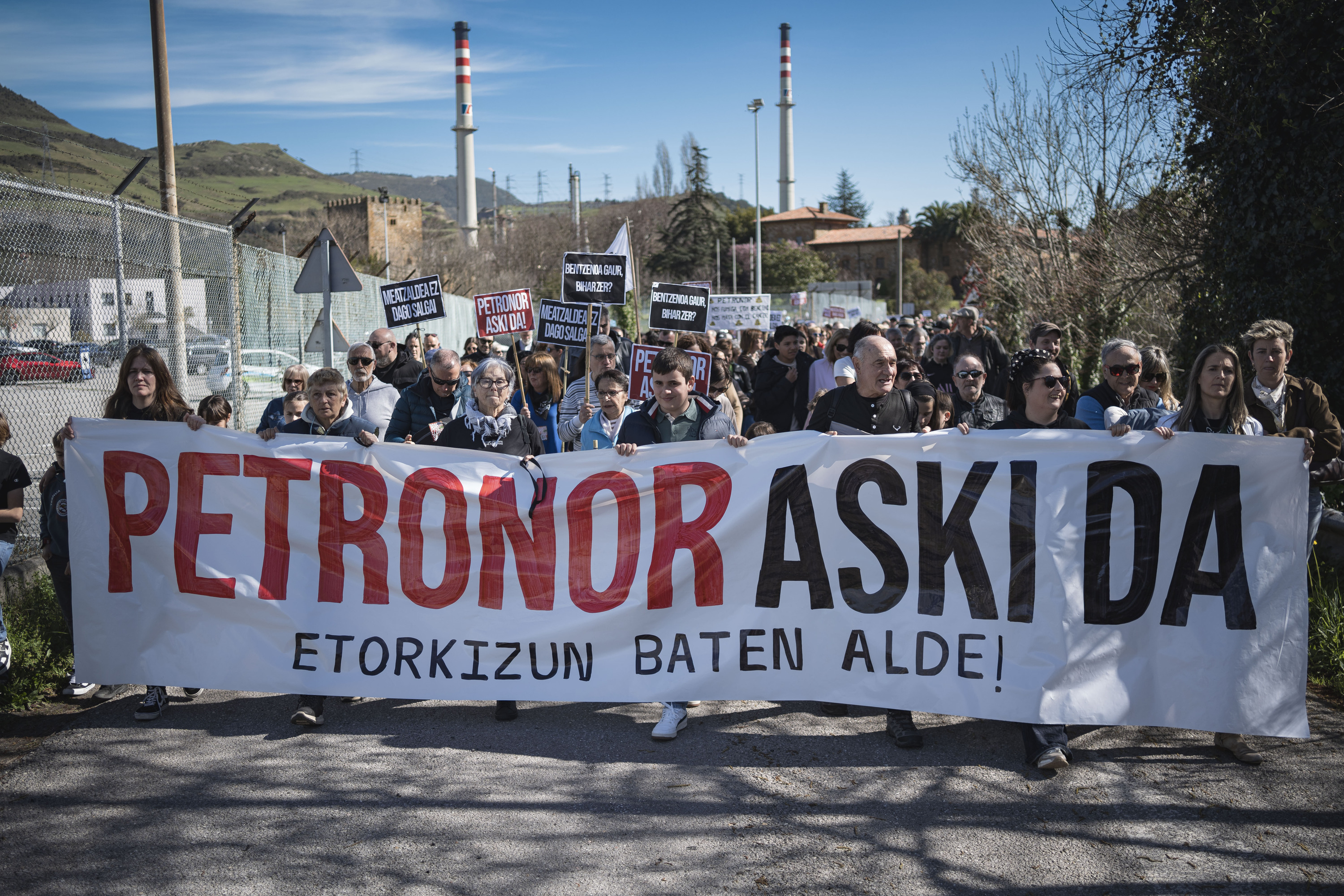 Gaurko manifestazioa, atzean Petronorren Muskizko findegia duela. ARITZ LOIOLA / FOKU