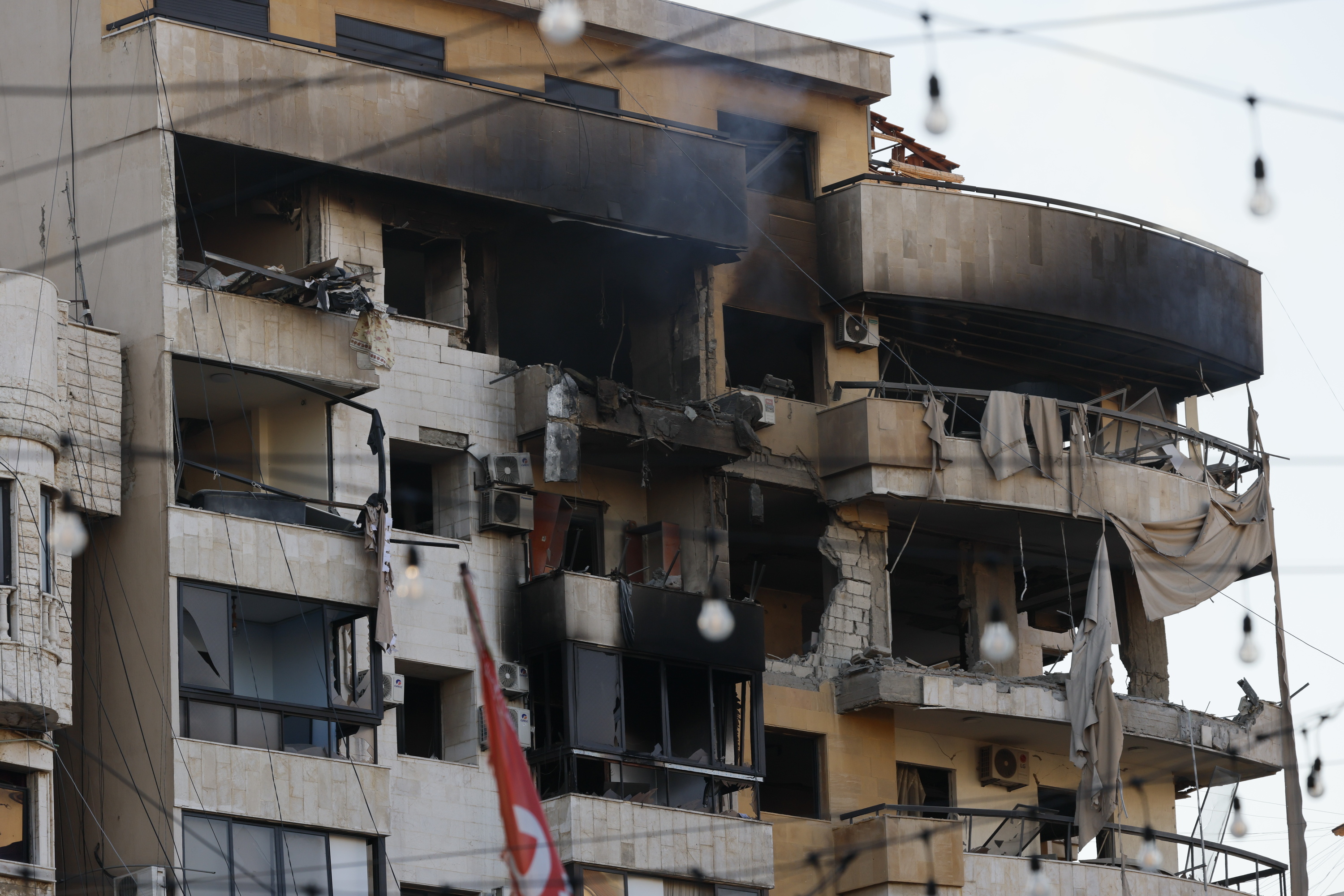 Israelek bonbardatutako eraikin bat Beiruten. WAEL HAMZEH / EFE