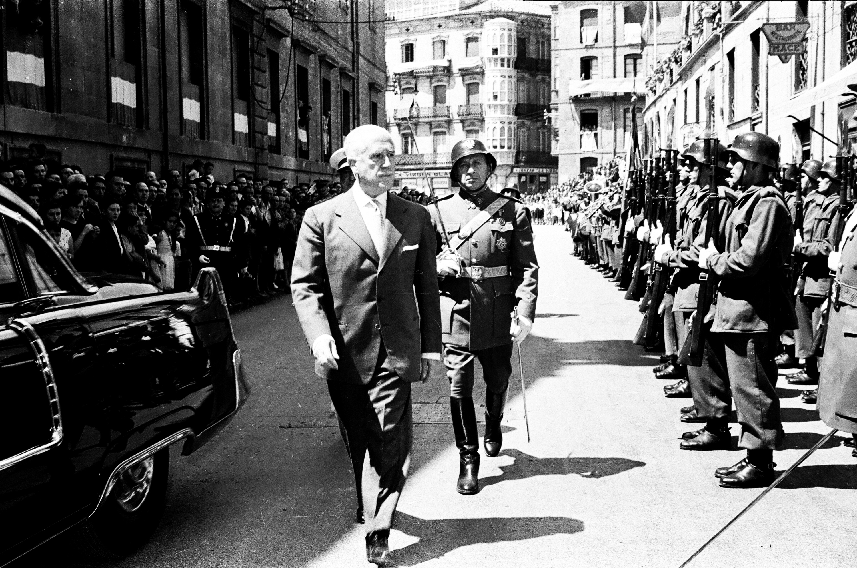 Camilo Alonso Vega, Gobernazio ministroa, Gasteizko Mateo Benigno de Moraza kaletik desfilatzen, 1957ko Andra Mari Zuriaren jaietan. ALBERTO SCHOMMER KOCH / ARABAKO ARTXIBOA