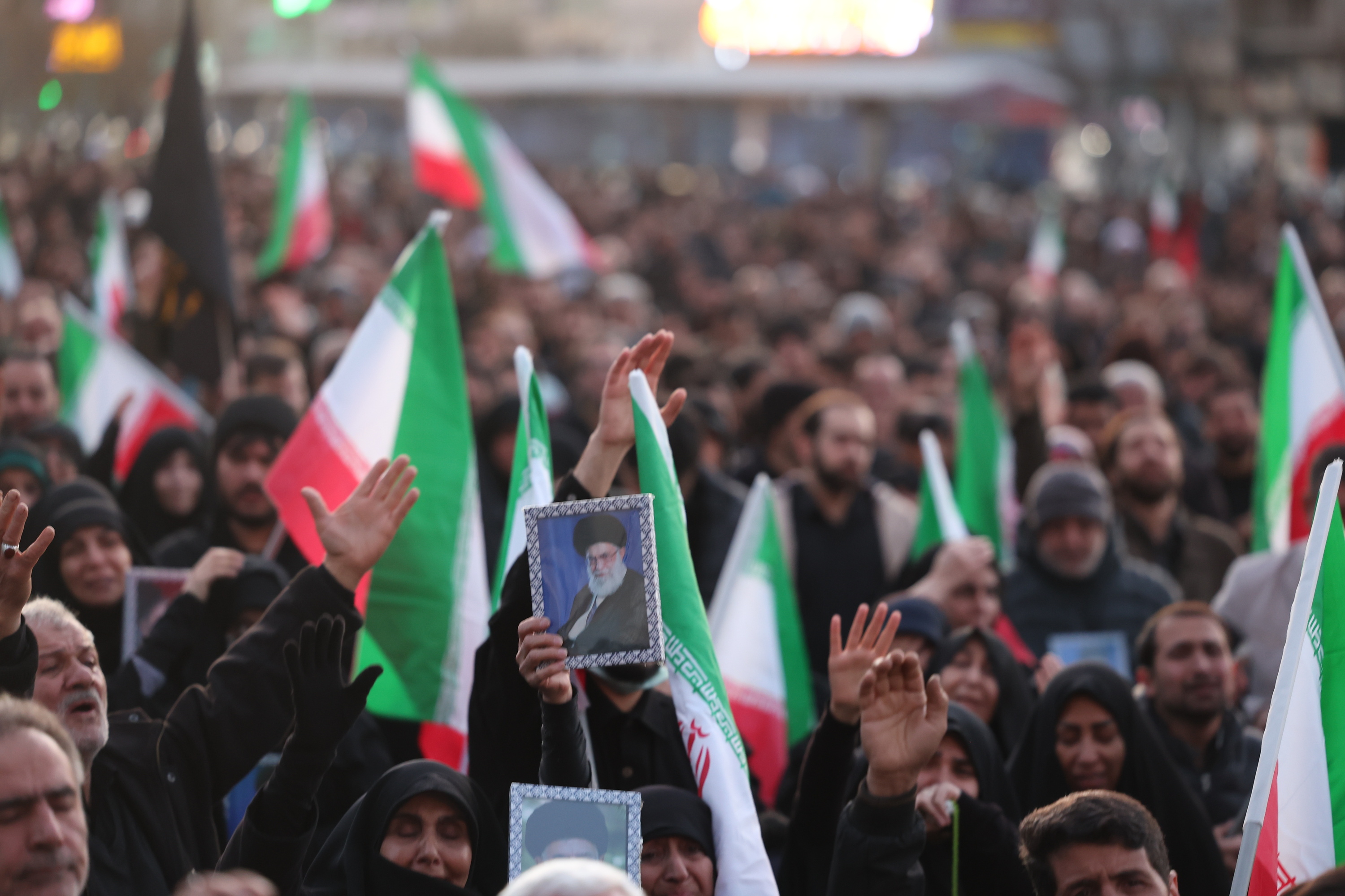 Ali Khamenei agurtzeko mobilizazio bat, atzo Teheranen. ABEDIN TAHERKENAREH / EFE