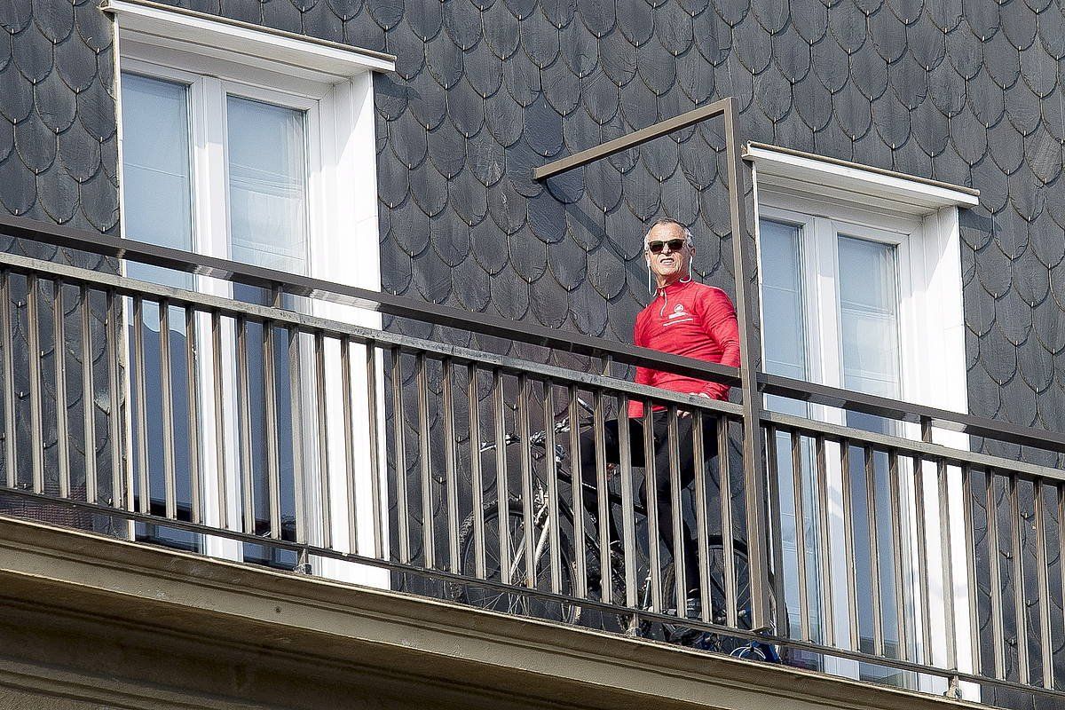 Pertsona bat bizikletan, Donostiako etxe batean. JUAN CARLOS RUIZ / FOKU