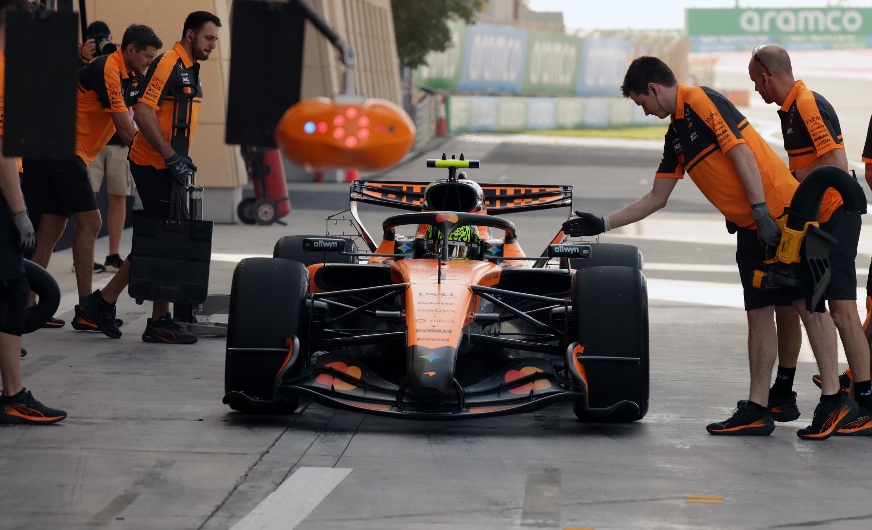 Lando Norris, Bahraingo zirkuitura ateratzen, inguruan mekanikariak dituela. ALI HAIDER /EFE