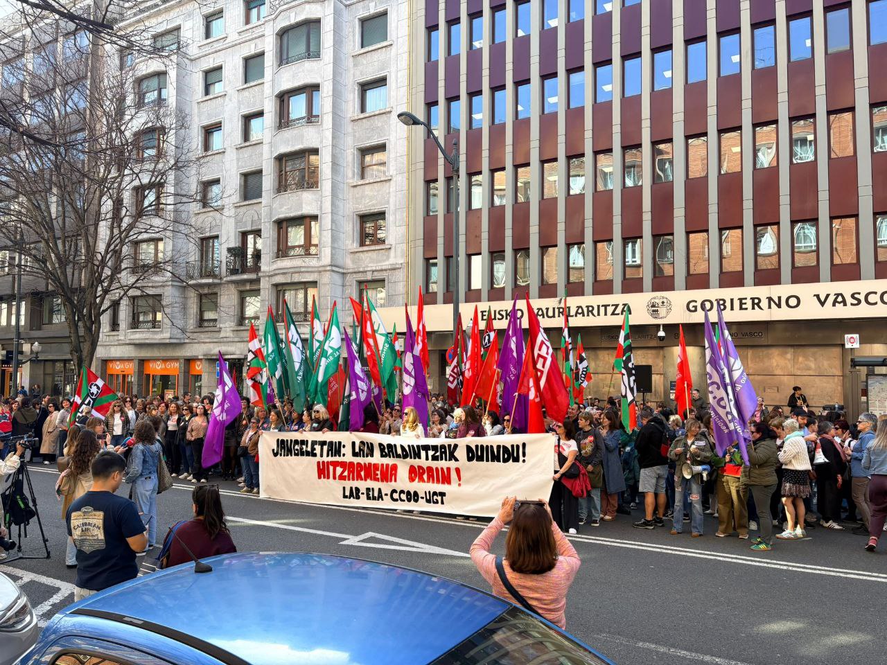 Eskola jangeletako langileak protestan, Bilbon, joan den ostiralean. BERRIA