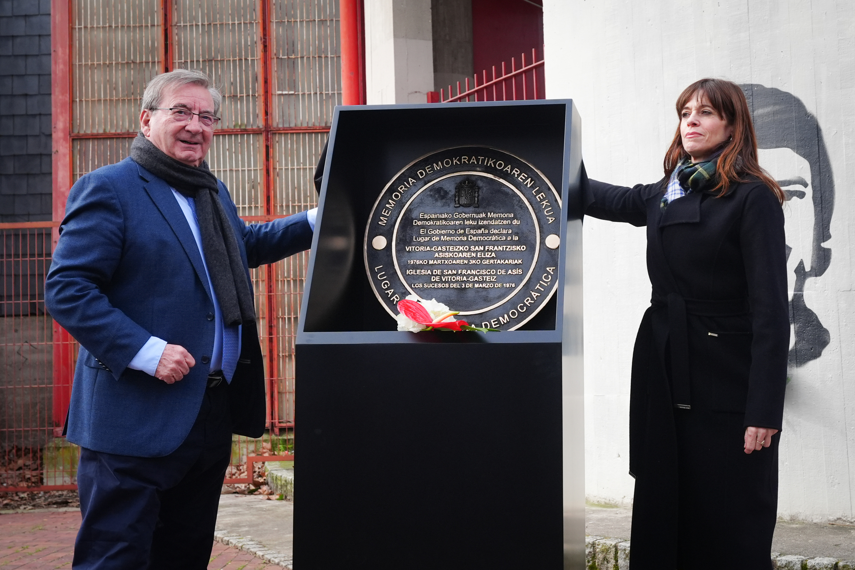 Fernando Martinez estatu idazkaria eta Maider Etxebarria Gasteizko alkatea, plakaren jasoera ekitaldian. ENDIKA PORTILLO / FOKU