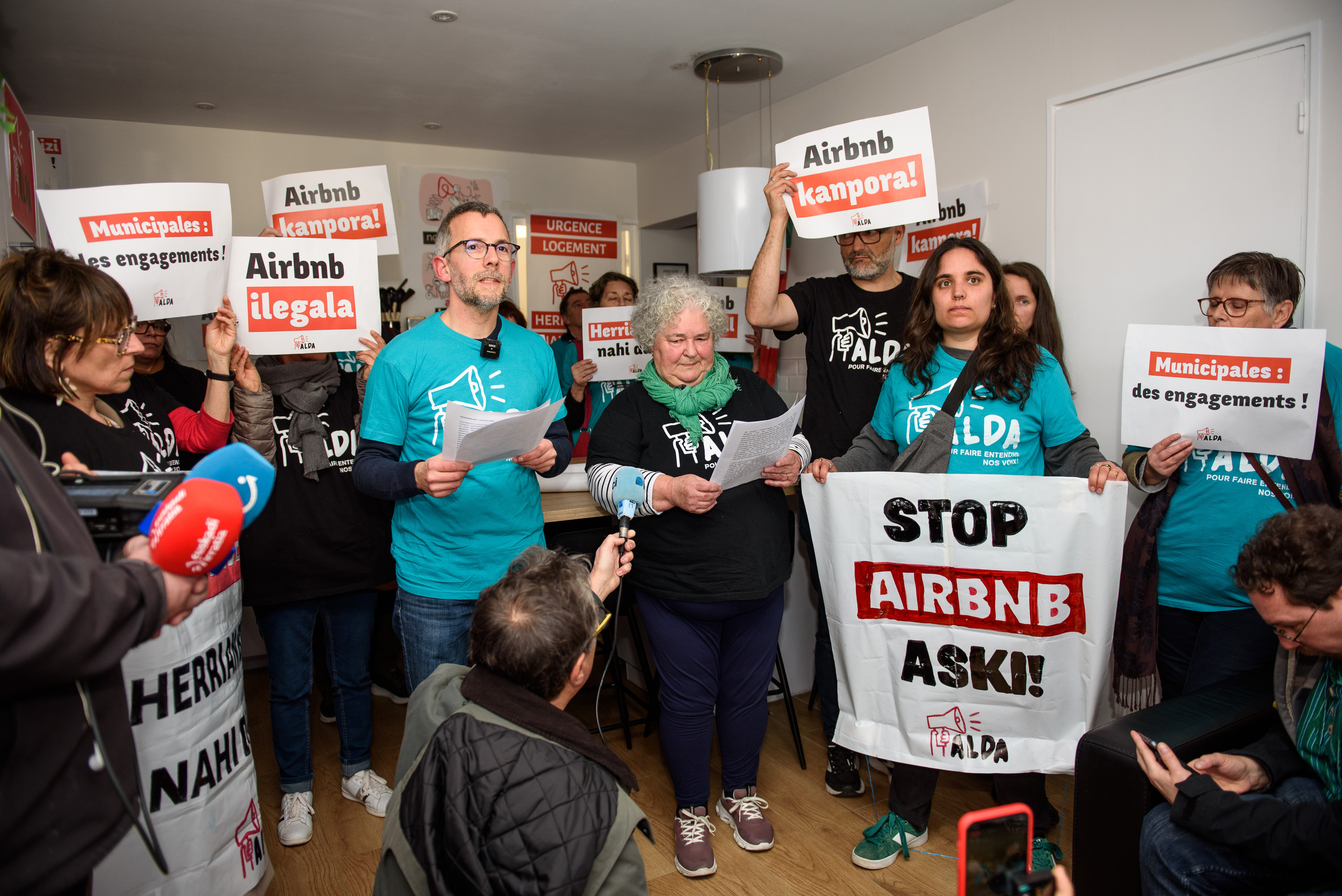 Alda auzoetako mugimenduaren ekintza, goizean, konpentsazio legea errespetatzen ez duen apartamentu batean, Hendaian. GUILLAUME FAUVEAU