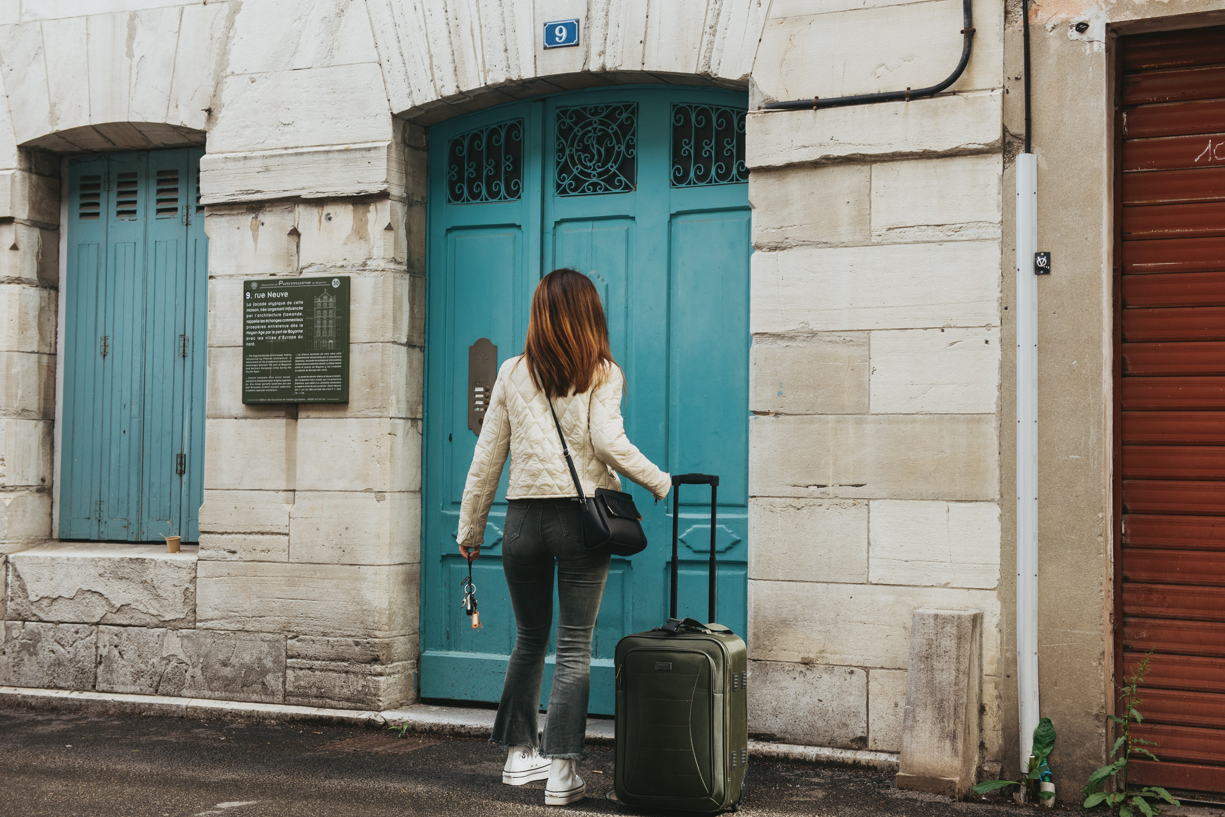 Emazte bat turismorako bizitegi baten atarian, Baionan. GUILLAUME FAUVEAU