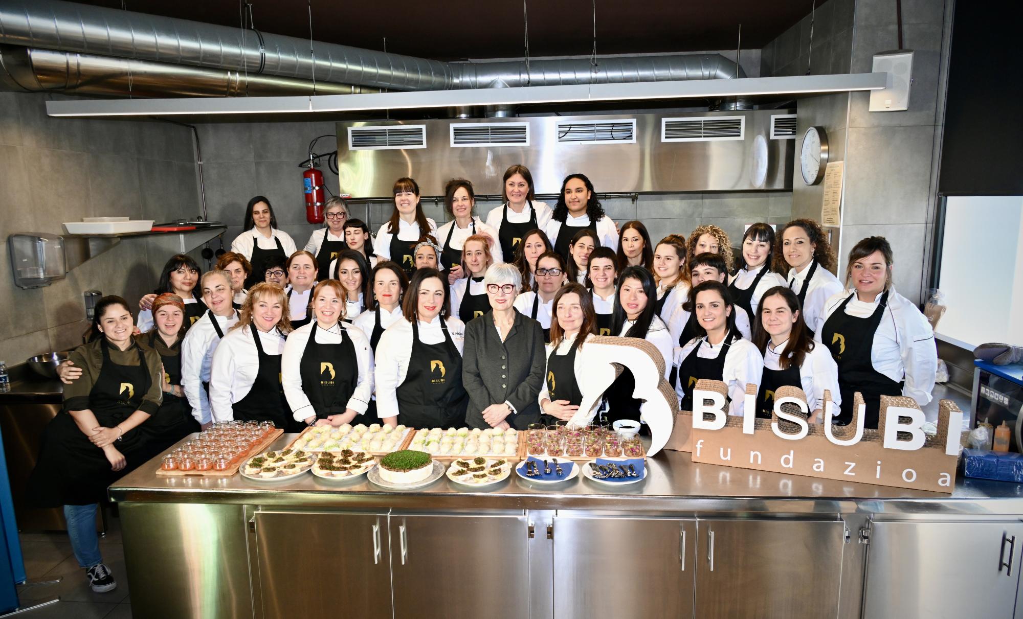 Miren Elgarresta Emakundeko zuzendaria eta Bisubiko sukaldariak, atzo, Bilboko Malaespera txokoan. MIKEL MARTINEZ DE TRESPUENTES / FOKU