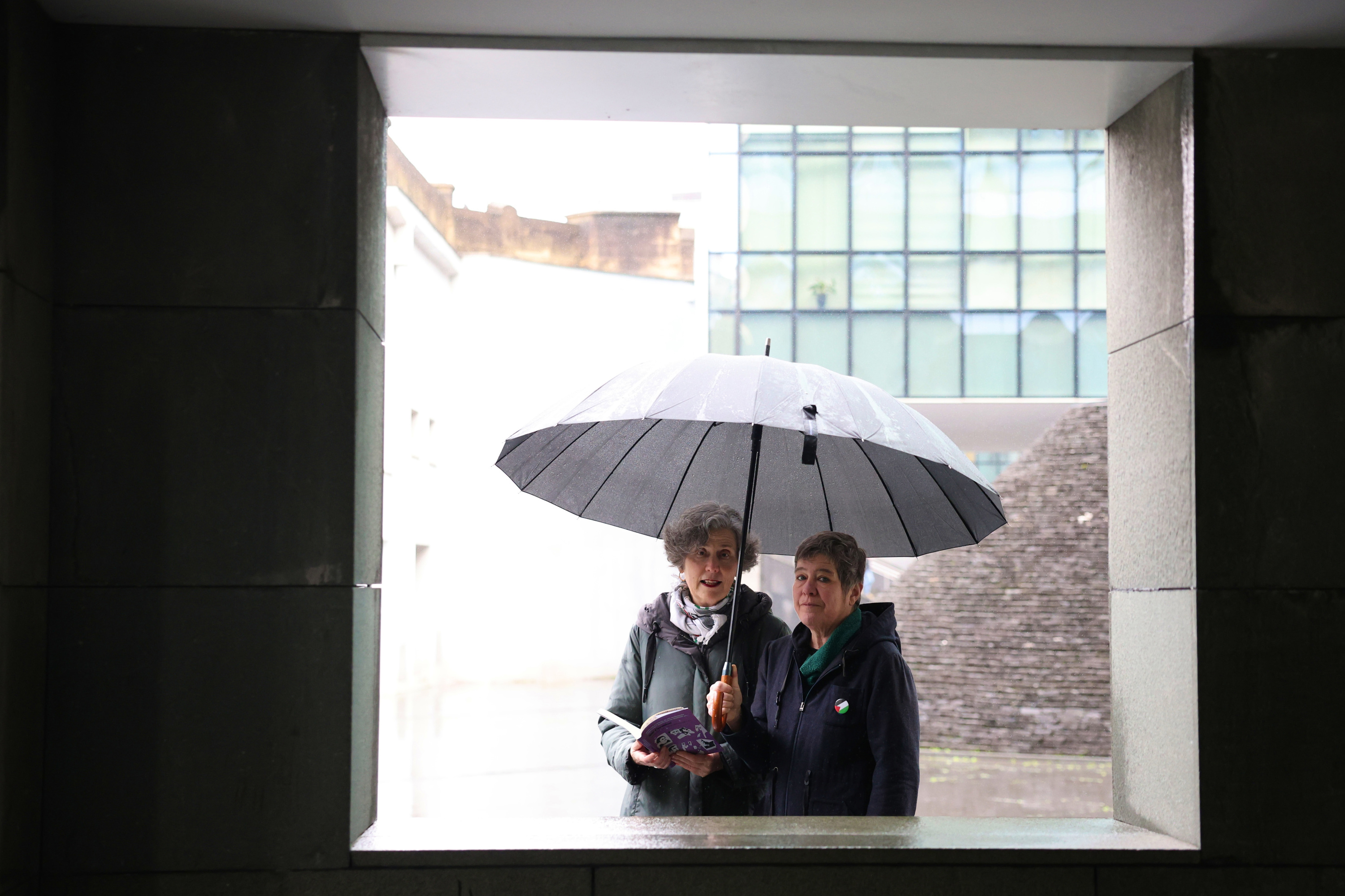 Mari Luz Esteban eta Marta Luxan, eskuetan liburua dutela. OSKAR MATXIN EDESA / FOKU