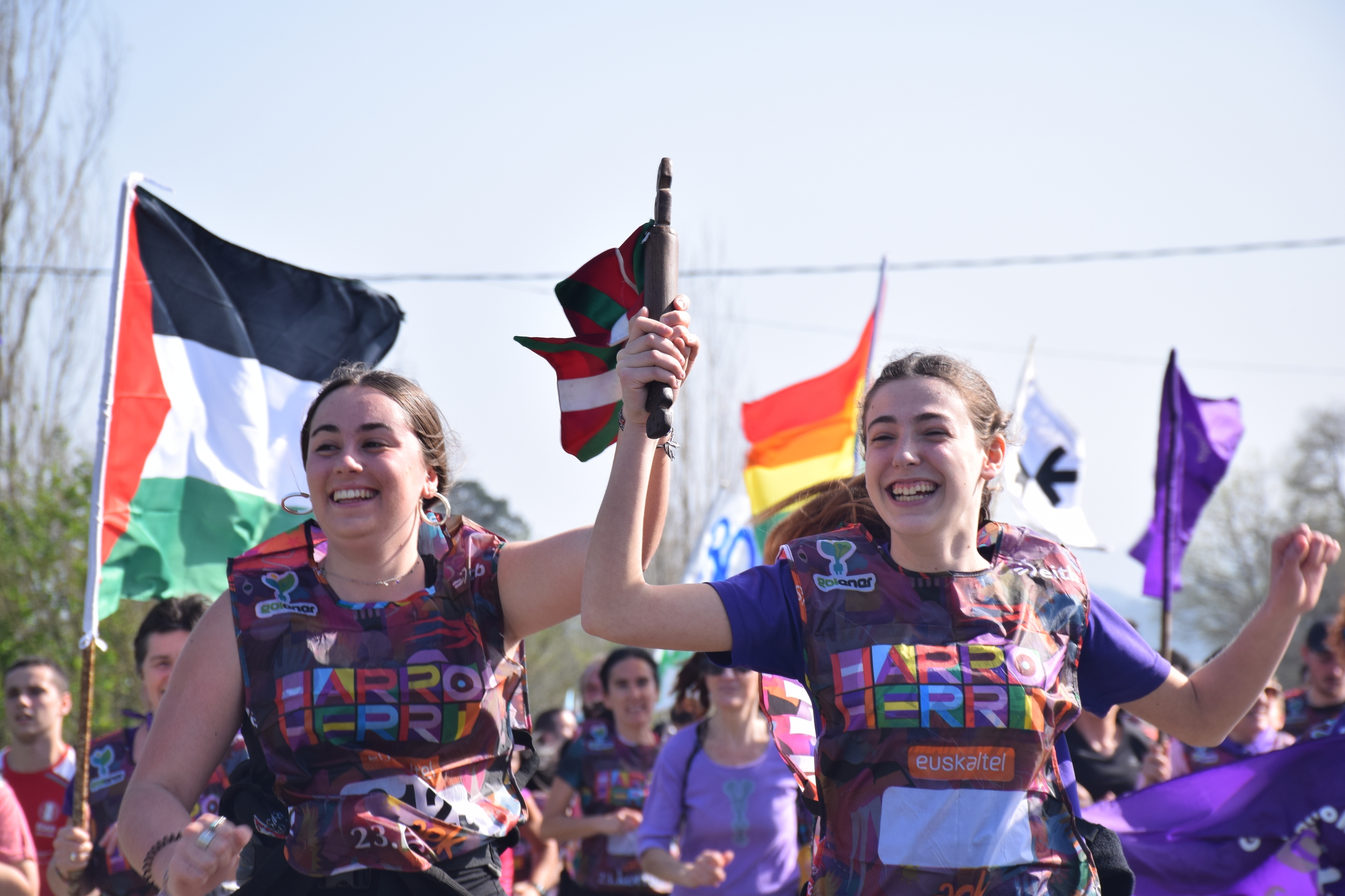 Bi lagun lekukoa eramaten 23. Korrikan, Arratian, Bizkaian. AEK