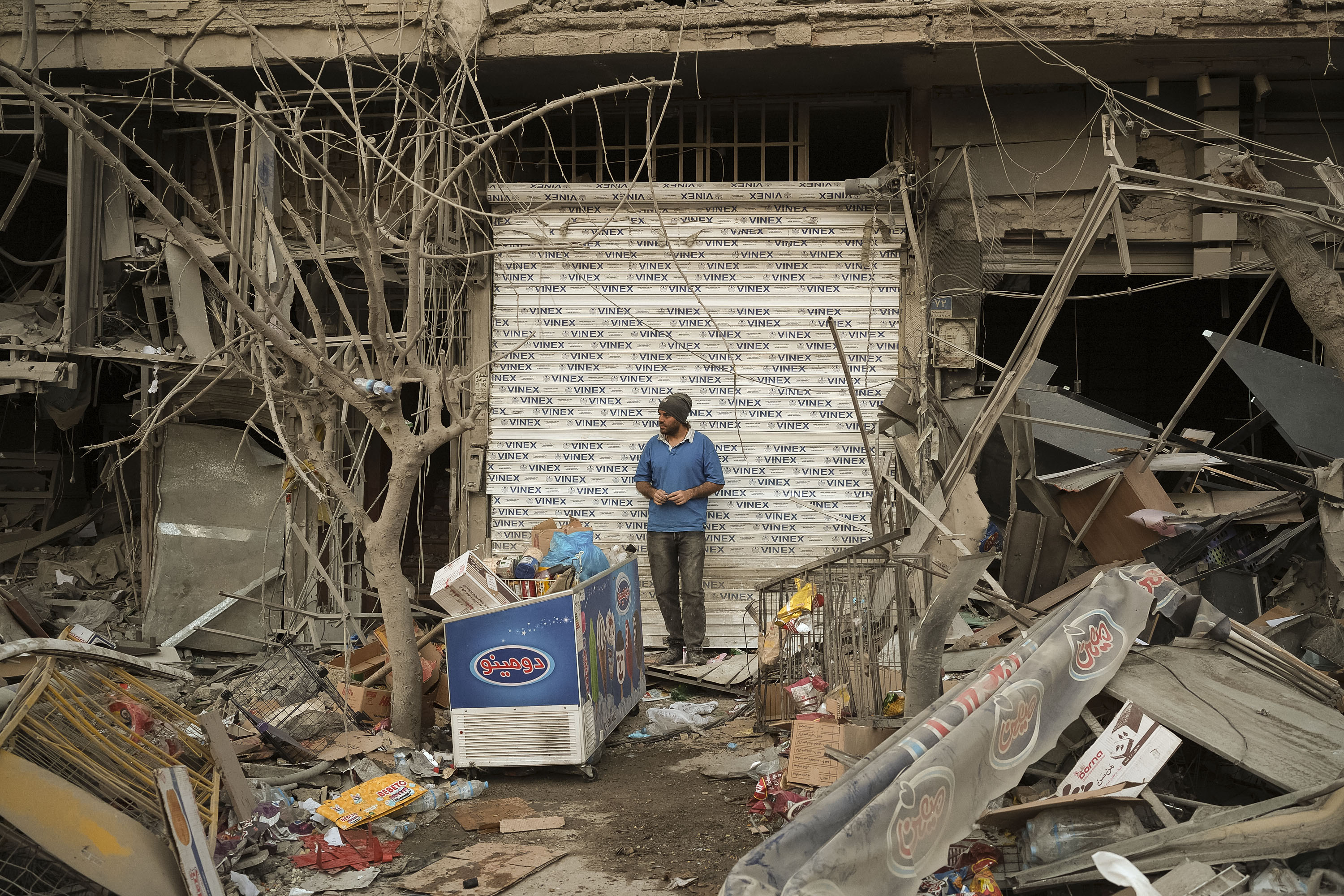 Gizon bat eraso batek eragindako hondakinen artean, atzo, Teheranen. JAIME LEON / EFE