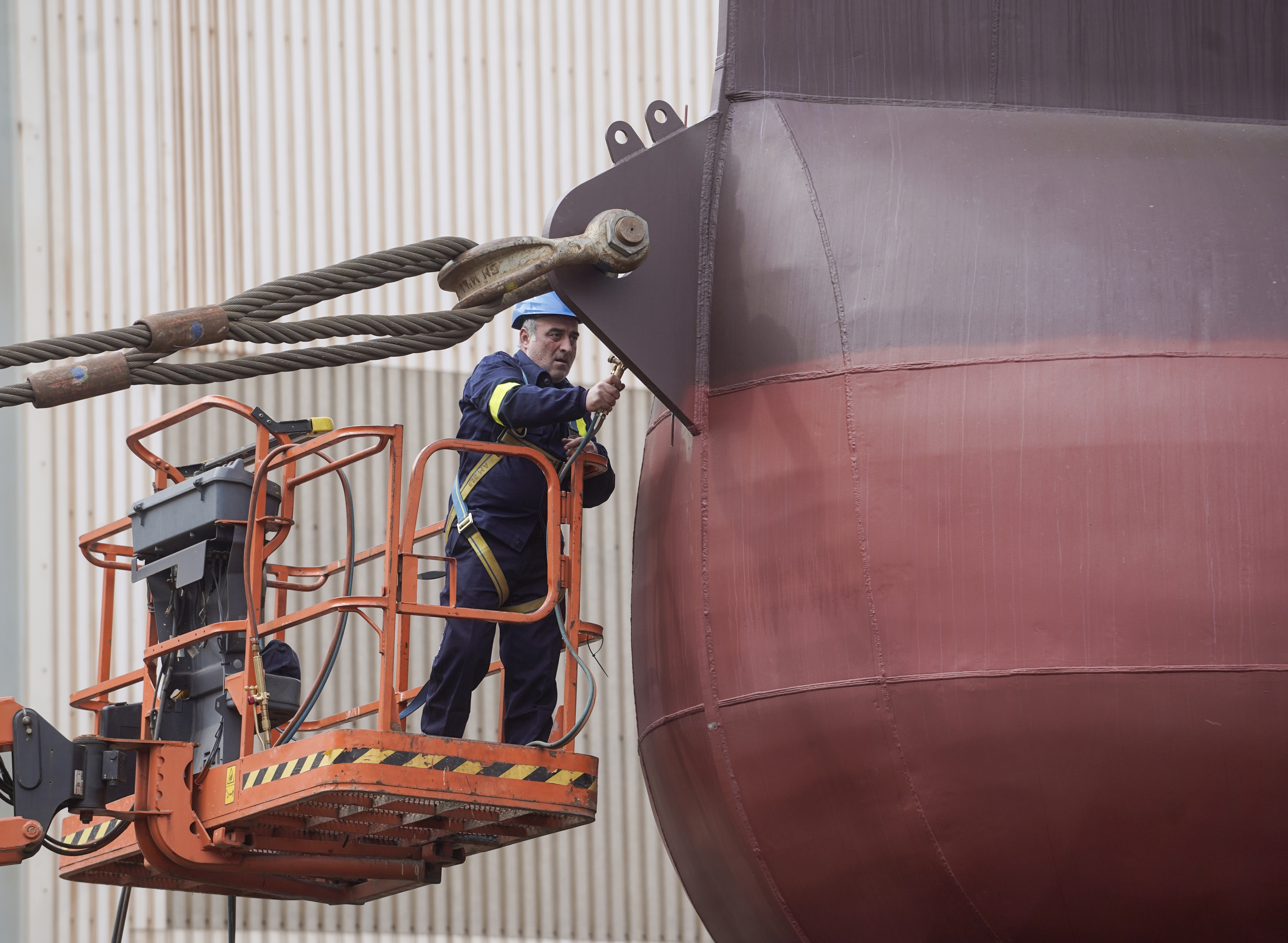 Langile bat lanean Erandioko Murueta ontziolan, joan den astean. MARISOL RAMIREZ / FOKU