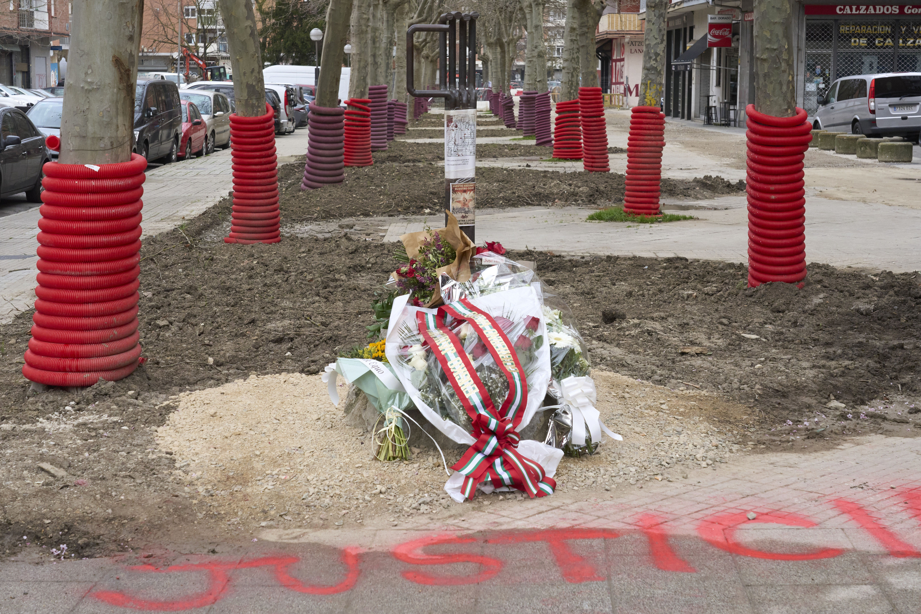 Martxoaren 3ko sarraskian hildako langileen omenezko monolltoan, loreak eta 'Justizia' dioen mezua, gazteleraz. L. RICO / EFE