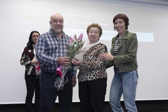 Ultzamaldeko Gizarte Zerbitzuen Mankomunitateko buru Josu Larretxea, Maria Josefa Berasain eta haren alaba Amaia Berasain, lore sorta jasotzen, Larraintzarko gizarte etxean. IÑIGO URIZ / FOKU