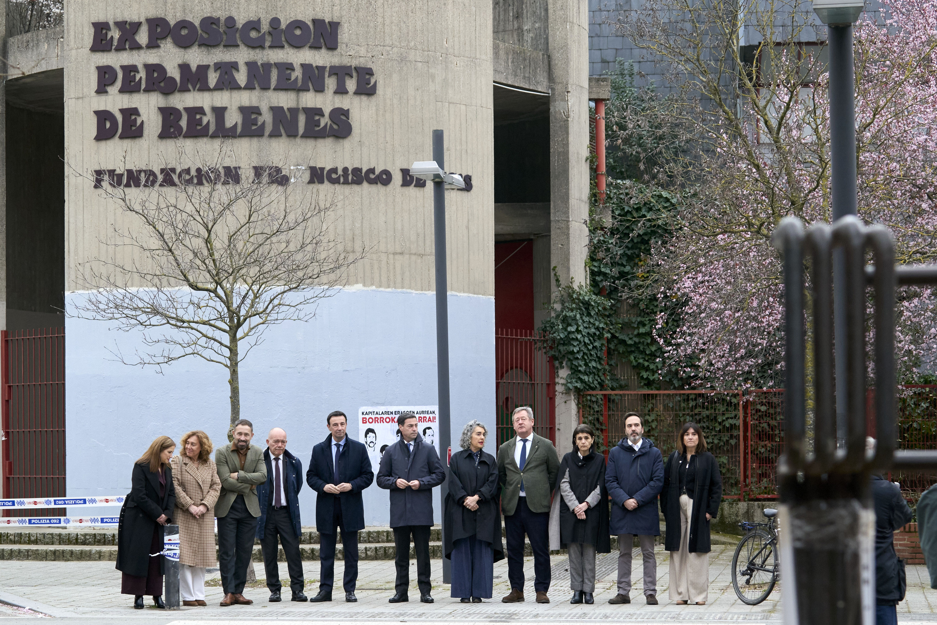 Imanol Pradales Eusko Jaurlaritzako lehendakaria eta lore eskaintzara bertaratu diren sailburuak: Ibone Bengoetxea eta Mikel Torres lehendakariordeak, Maria Jesus San Jose, Nerea Melgosa, Bingen Zupiria, Juan Ignacio Perez Iglesias, Amaia Barredo, Susana Garcia, Javier Hurtado, Denis Itxaso. L Rico / EFE