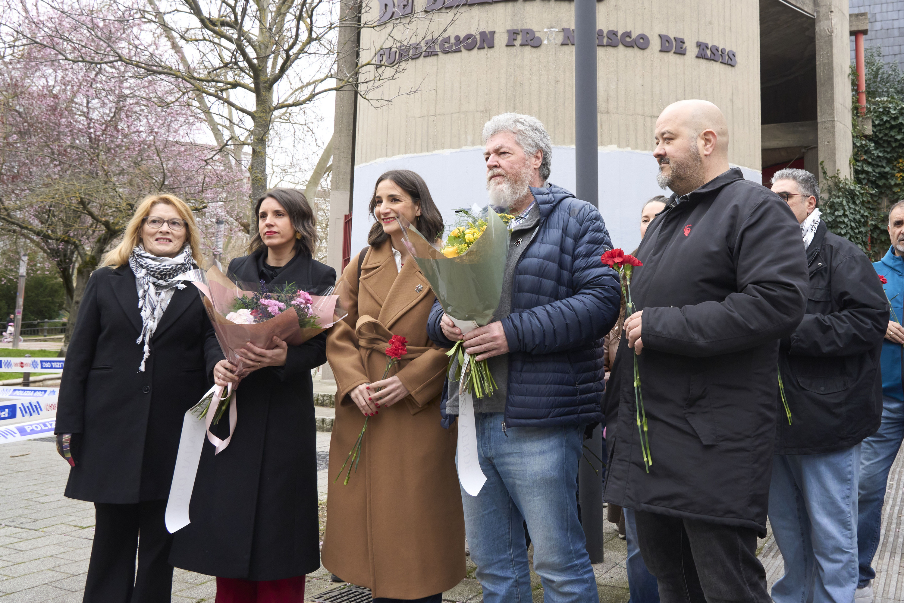 Podemos Ahal Duguko agintariak monolito aurrean. Sarraskia «estatu krimena» izan zela salatu du Irene Montero eurodiputatu eta Podemoseko agintariak. L RICO / EFE