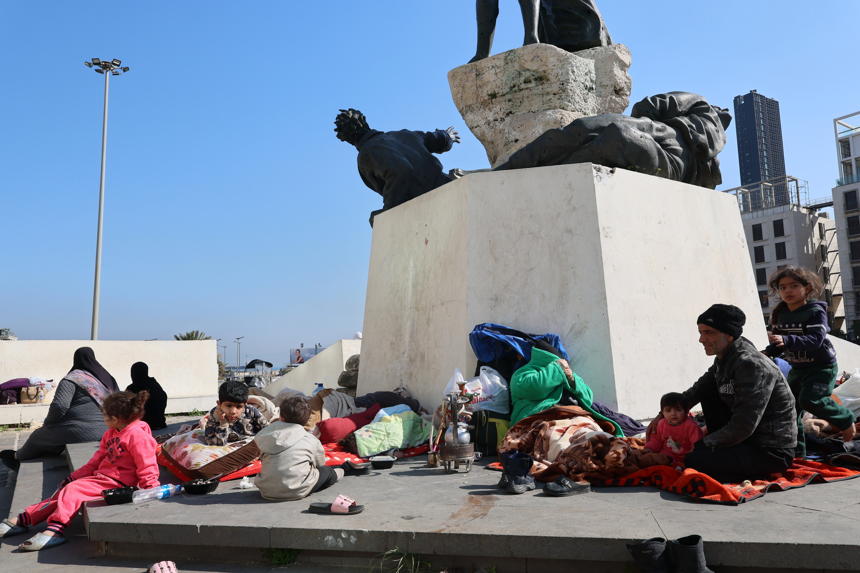 Beiruteko bonbardaketetatik ihesi joandako herritarrak, hiribuaren kanpoaldean. WAEL HAMZEH / EFE