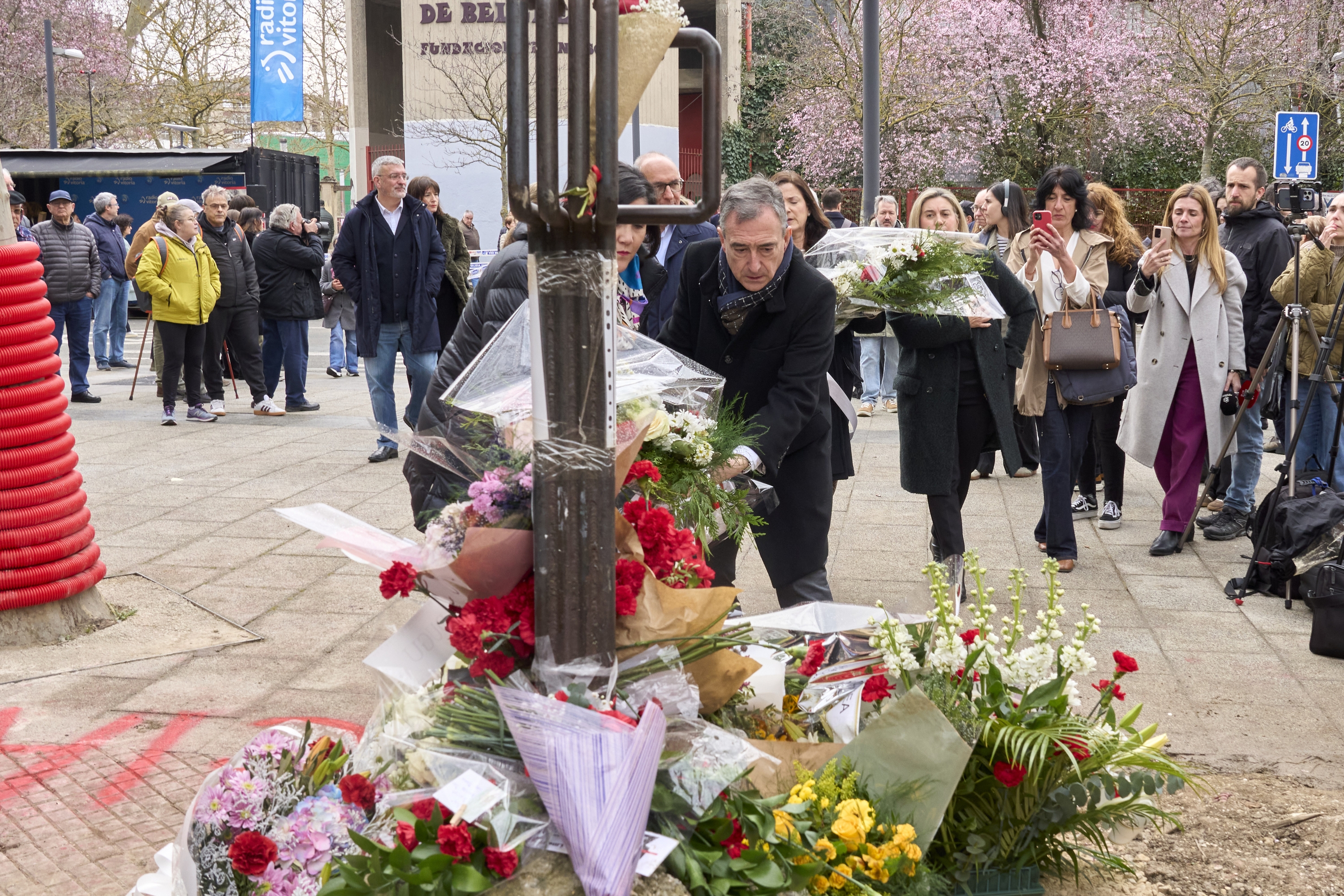 EAJren EBBko presidente AItor Esteban loreak eskainiz monolito aurrean. L RICO / EFE