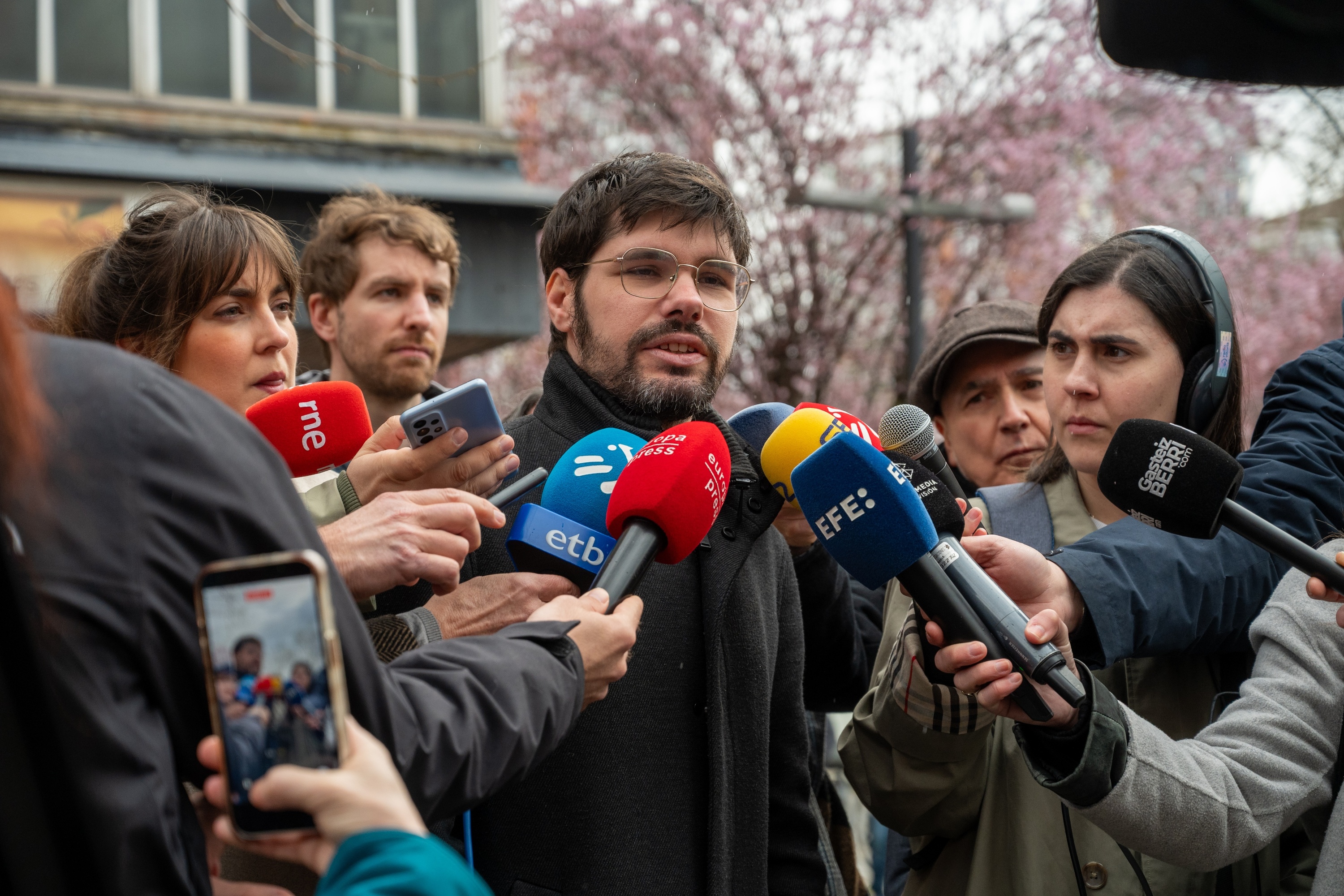 Sumarreko Lander Martinez kazetariei erantzunez. GORKA RUBIO / FOKU