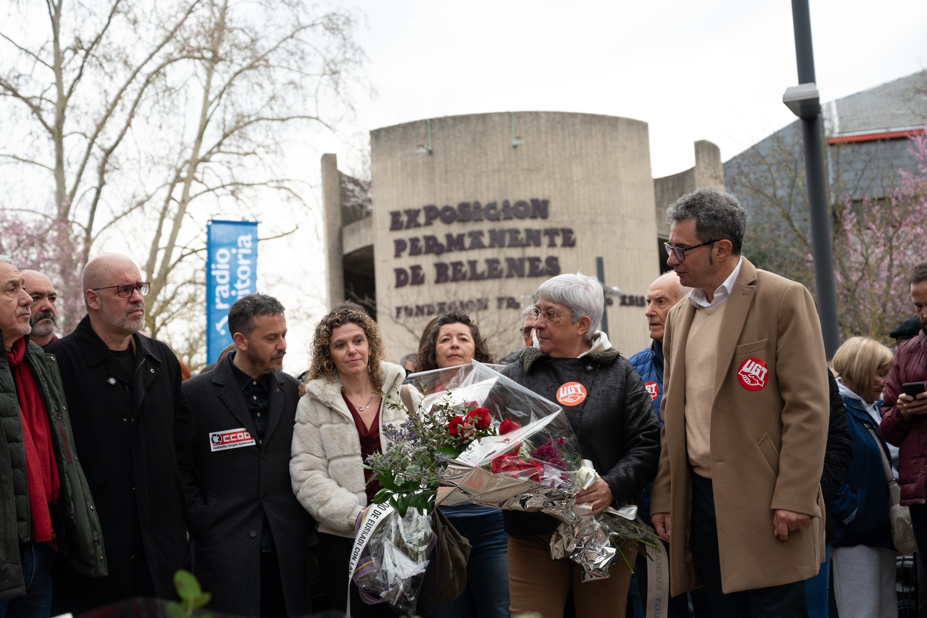 CCOO eta UGT sindikatuetako idazkari nagusiek, Unai Sordok eta Pepe Alavarezek, loreak eskaini dituzte monolitoan. GORKA RUBIO / FOKU