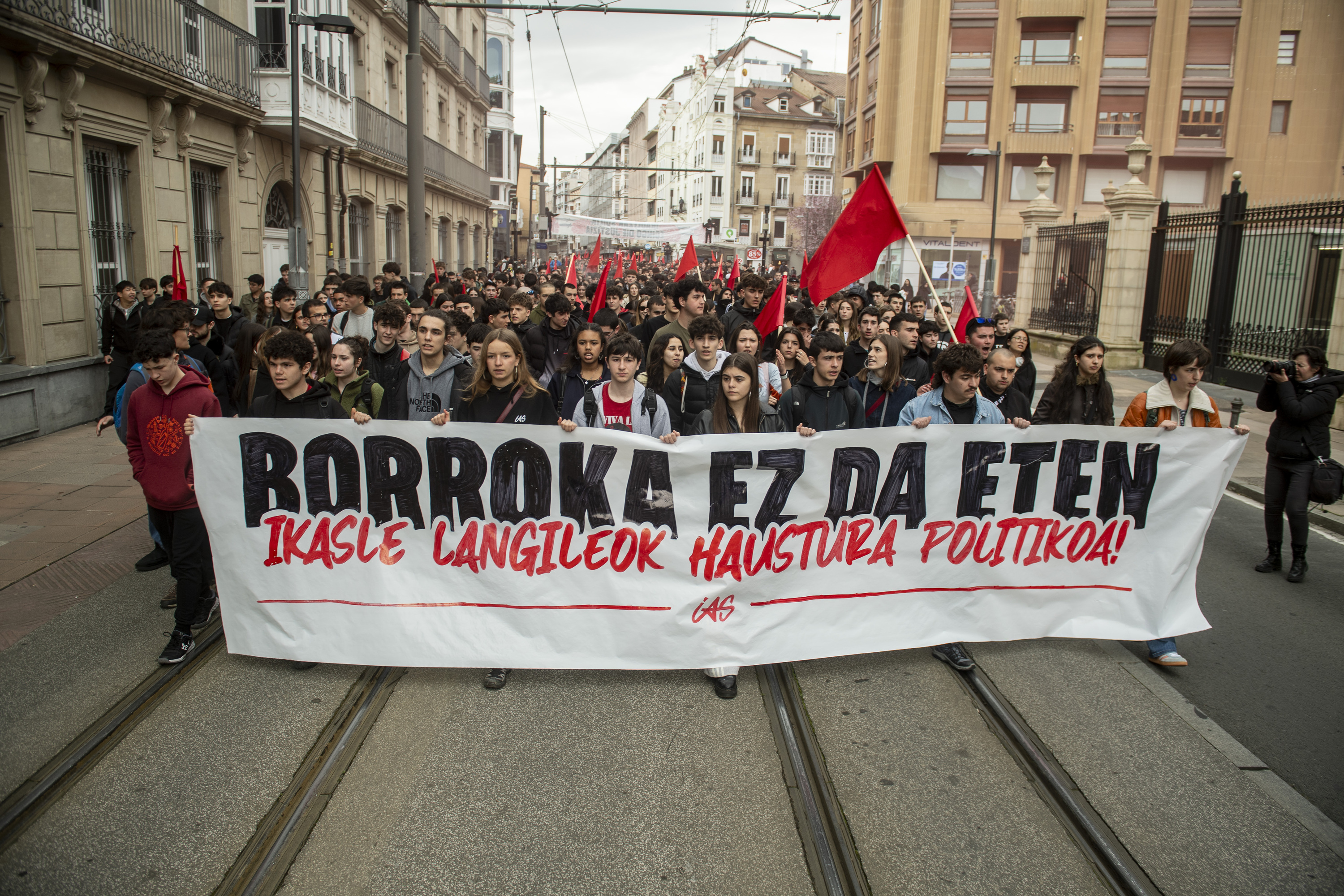 IASren ikasle manifestazioa, Eusko Legebiltzarraren ondotik Katedral Berrira heltzen. JAIZKI FONTANEDA / FOKU
