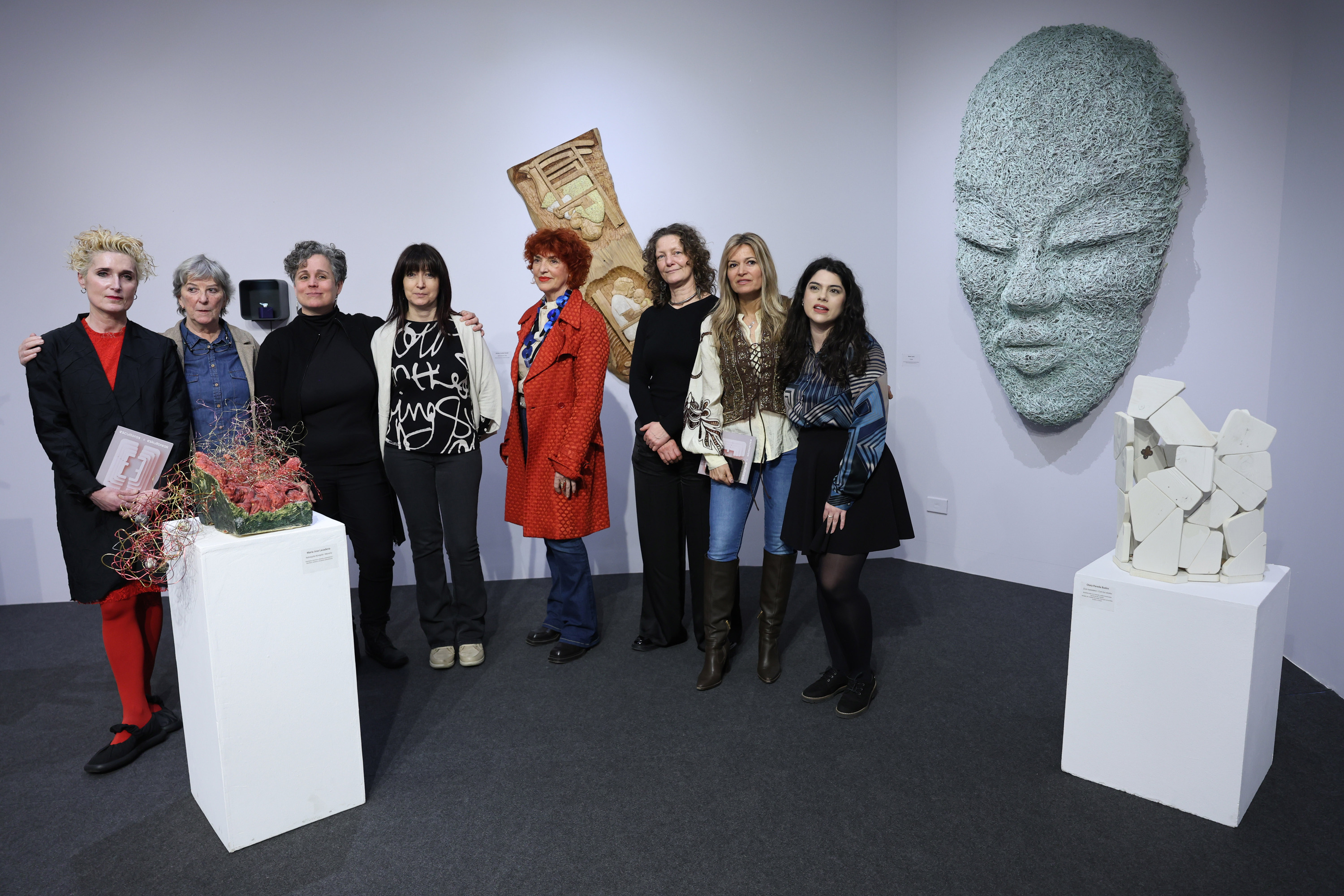 E3 Euskal Emakumezko Eskultoreen elkarteko hainbat artista, Bizkaiko Batzar Nagusietako aretoan. OSKAR MATXIN EDESA / FOKU