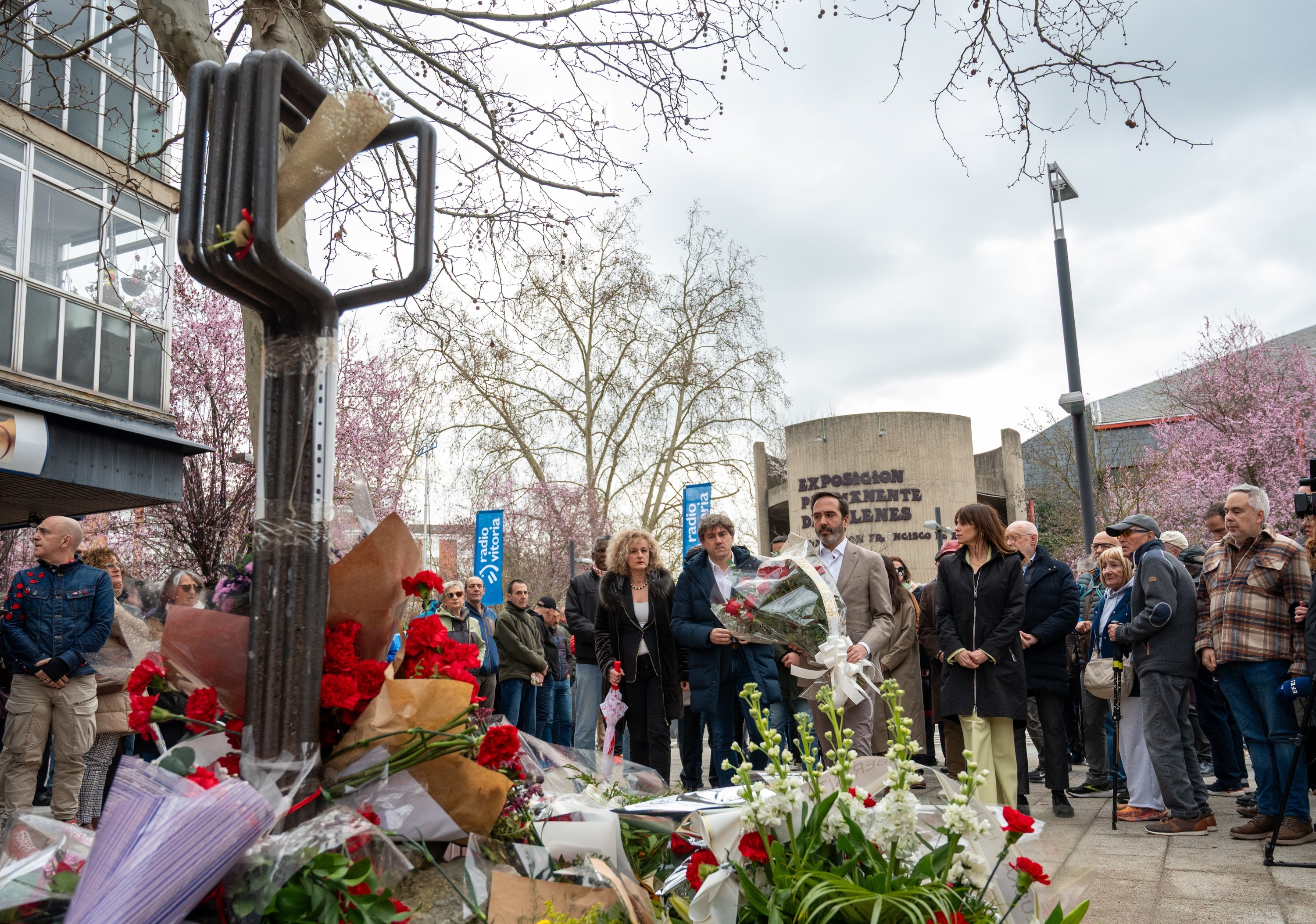 PSEko ordezkariak —tartean Eneko Andueza eta Javier Hurtado— loreak eskaintzeko unean. GORKA RUBIO / FOKU