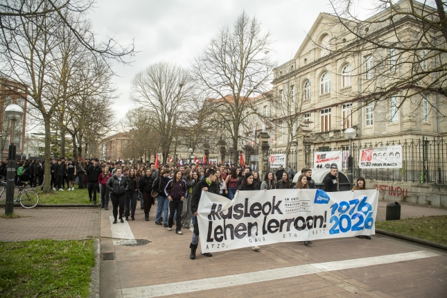 Ikamaren manifestazioa, EHUren kanpusetik Katedral Berrira bidean. JAIZKI FONTANEDA / FOKU