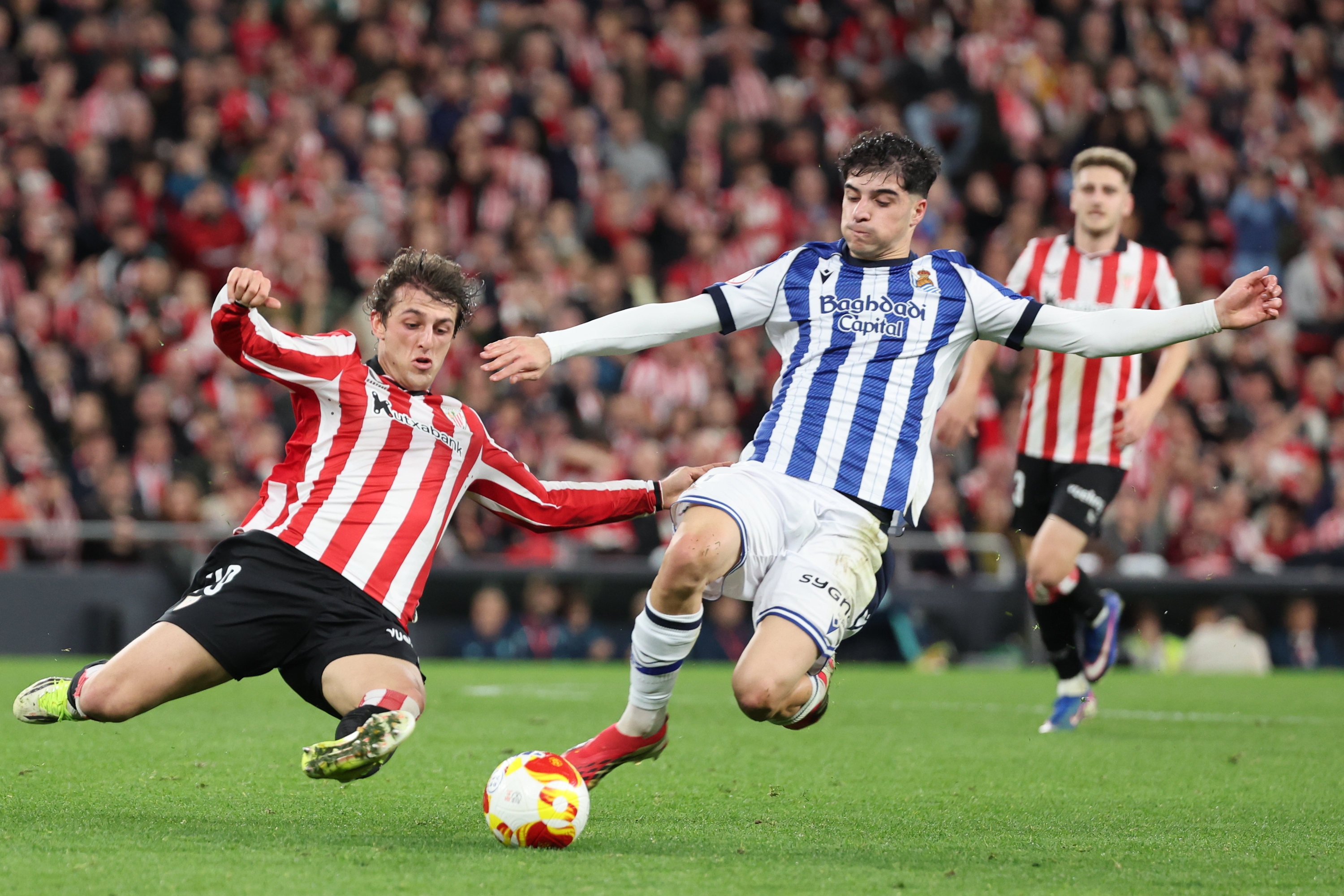 Athleticeko Unai Gomez eta Realeko Jon Martin lehia betean, joaneko partidan, San Mamesen. LUIS TEJIDO / EFE