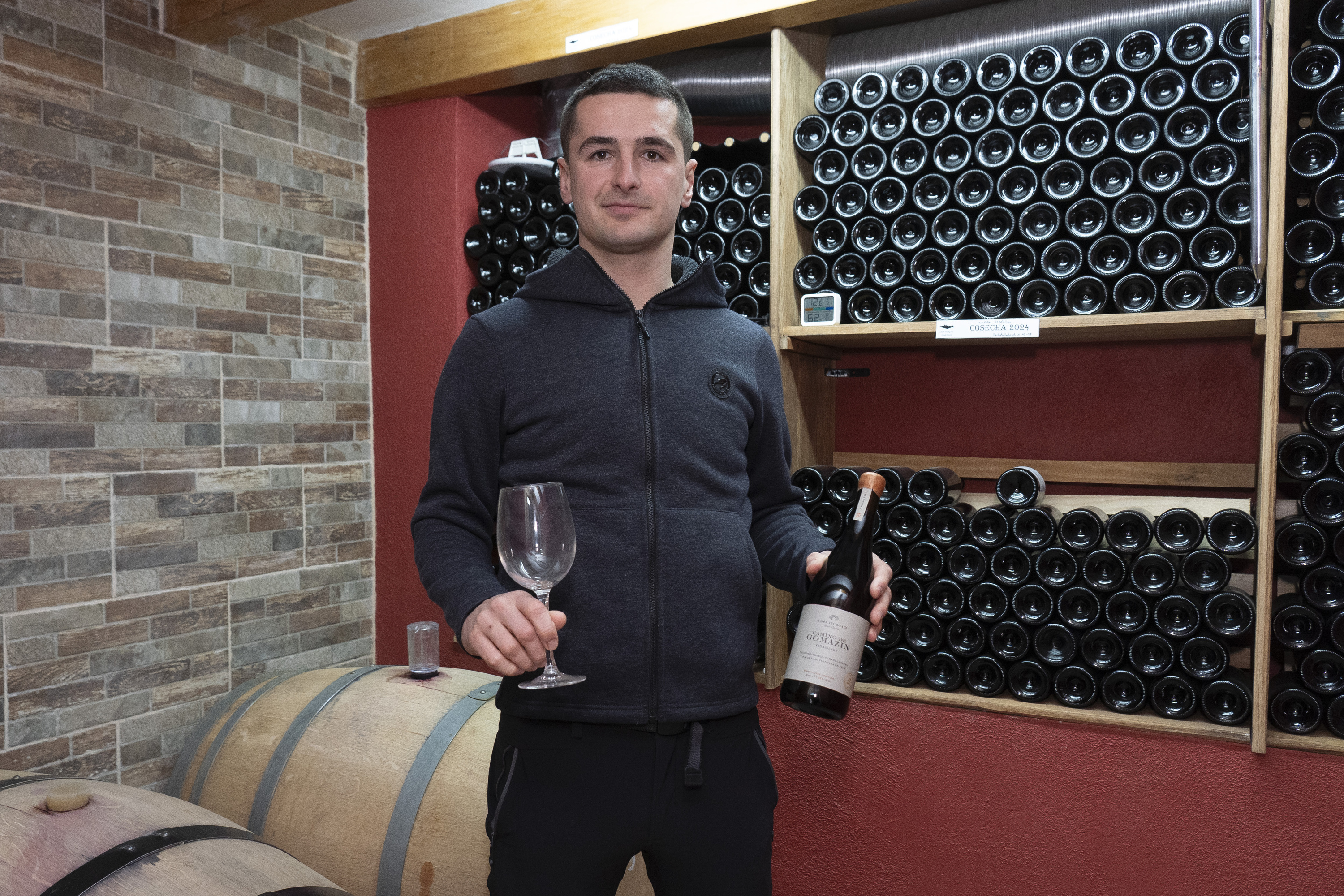 Pablo Iturgaiz, bere etxean duen upategian, Alpha Espazioa proiektuaren laguntzaz sortu duen Casa Iturgaiz ardoarekin. IÑIGO URIZ / FOKU