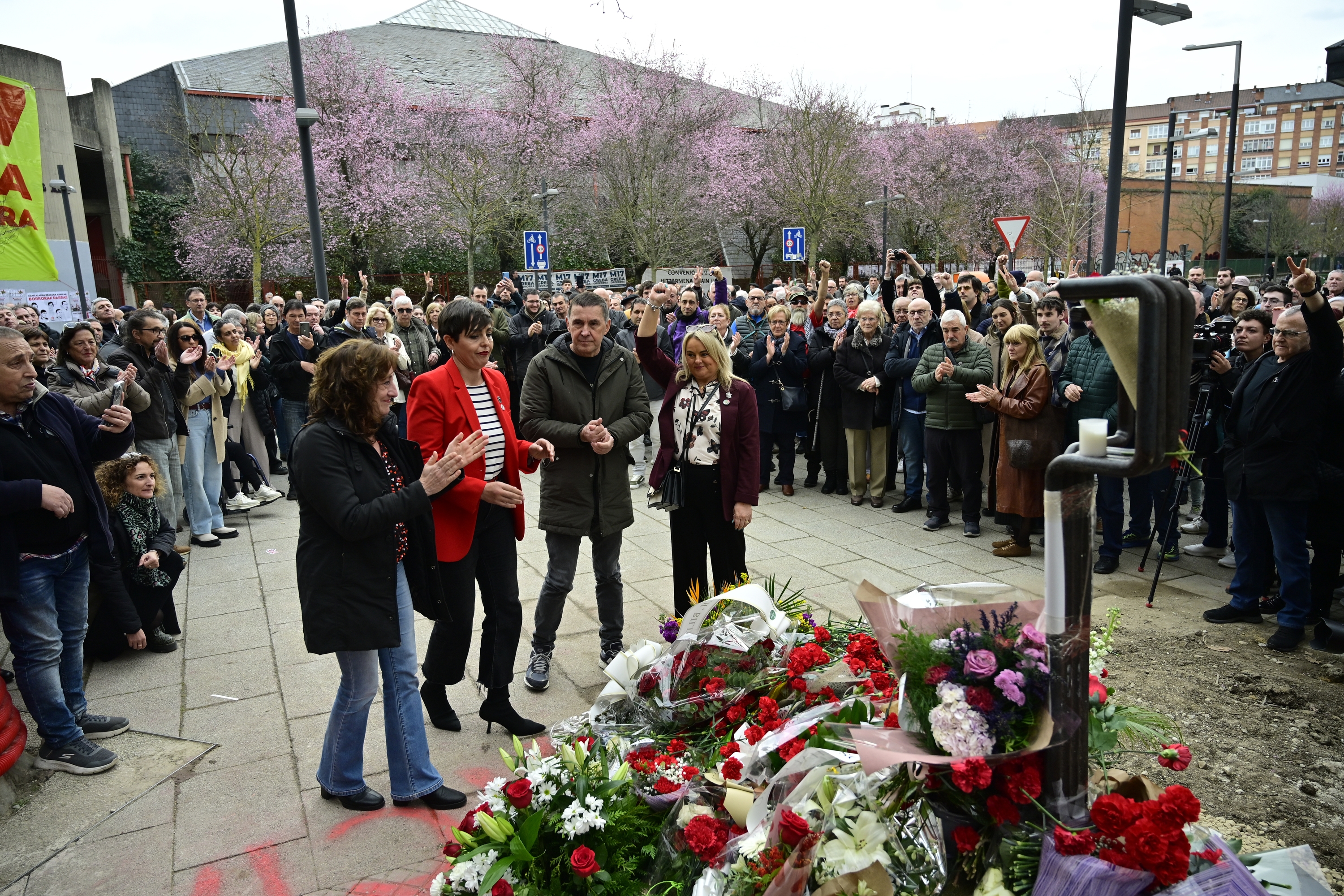 EH Bilduko eta Sinn Feineko ordezkariak, lore eskaintza egiten. GORKA RUBIO / FOKU