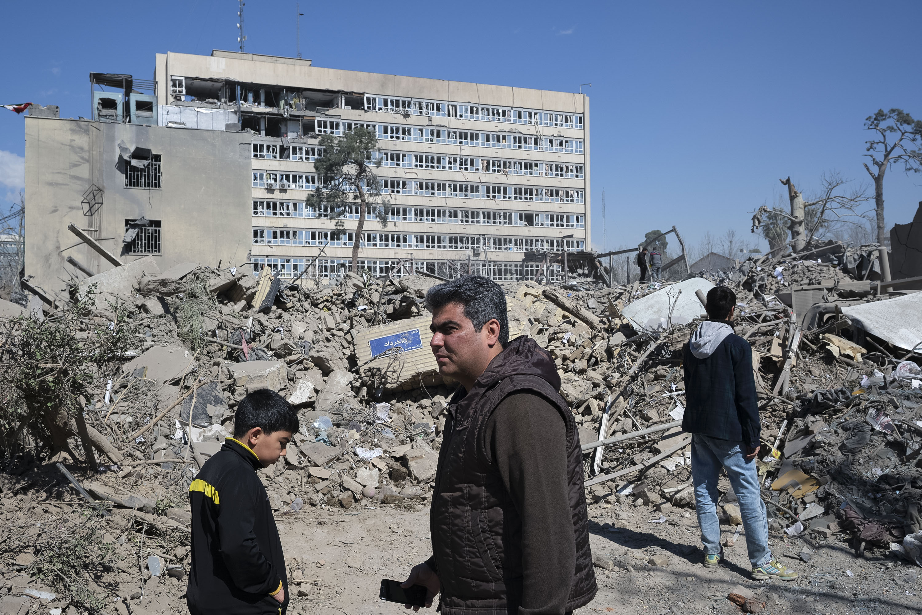 Azken egunetako erasoetan suntsitutako eraikin bat gaur, Teheran erdialdean. JAIME LEON / EFE