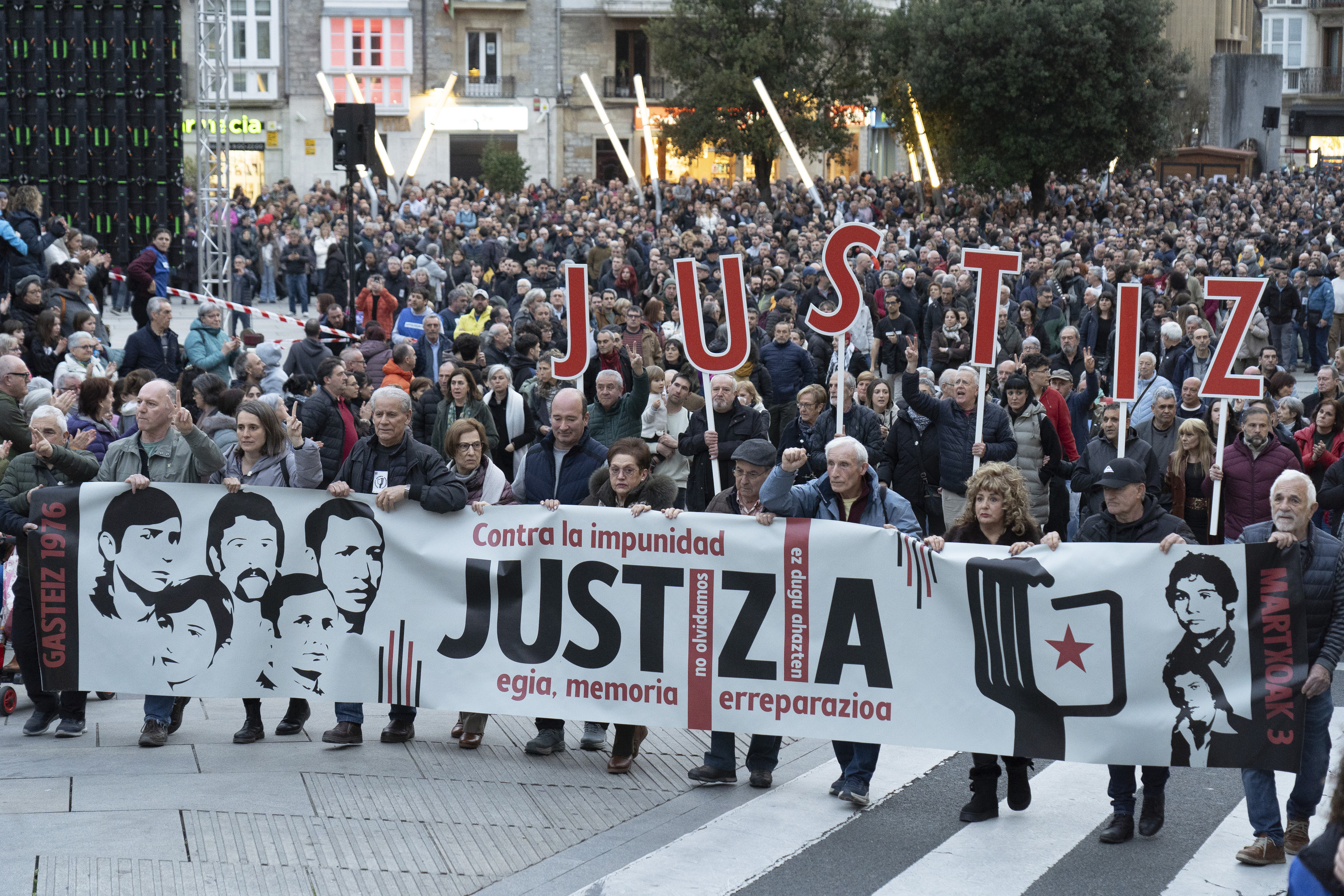 Jendetza batu zen Andre Maria Zuriaren plazan, Gasteizen, sarraskiaren urteurreneko ekitaldi bereizian. IÑIGO URIZ / FOKU