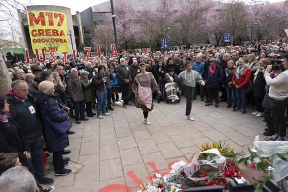 Aurreskua dantzatu zuten Zaramaga auzoko oroitarrian. IÑIGO URIZ / FOKU